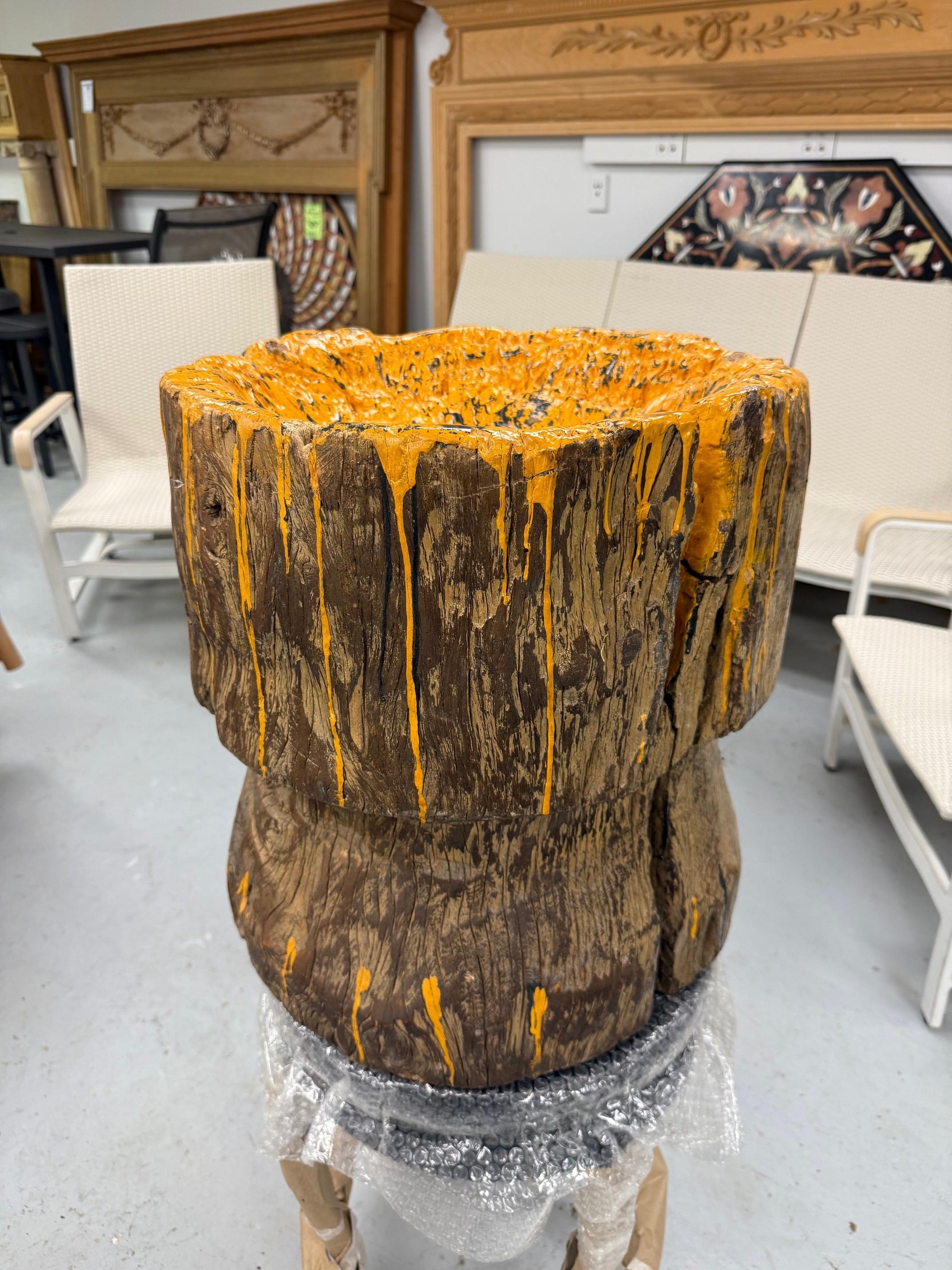 Mortier ou jardinière vintage en bois provenant d'un arbre ou d'une racine. Je ne sais pas exactement ce que c'est, peut-être un vieux mortier ou simplement un morceau de bois décoratif. Il pourrait être utilisé comme une petite table si vous