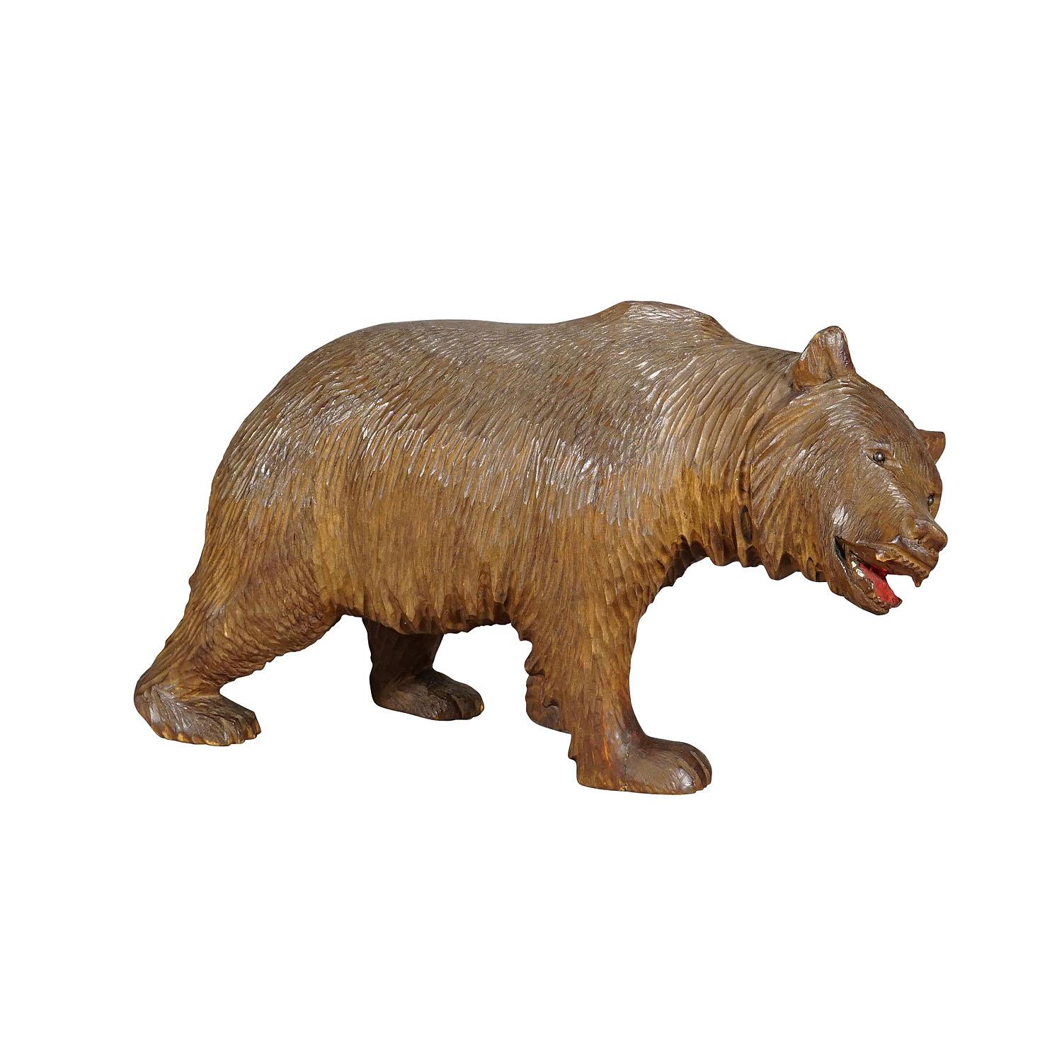 Grand ours en bois vintage, sculpté à la main à Brienz vers les années 1930.

Une grande statue vintage d'un ours qui marche. En bois de tilleul, finement sculpté à la main avec des détails naturalistes à Brienz, en Suisse, vers les années 1930. Un