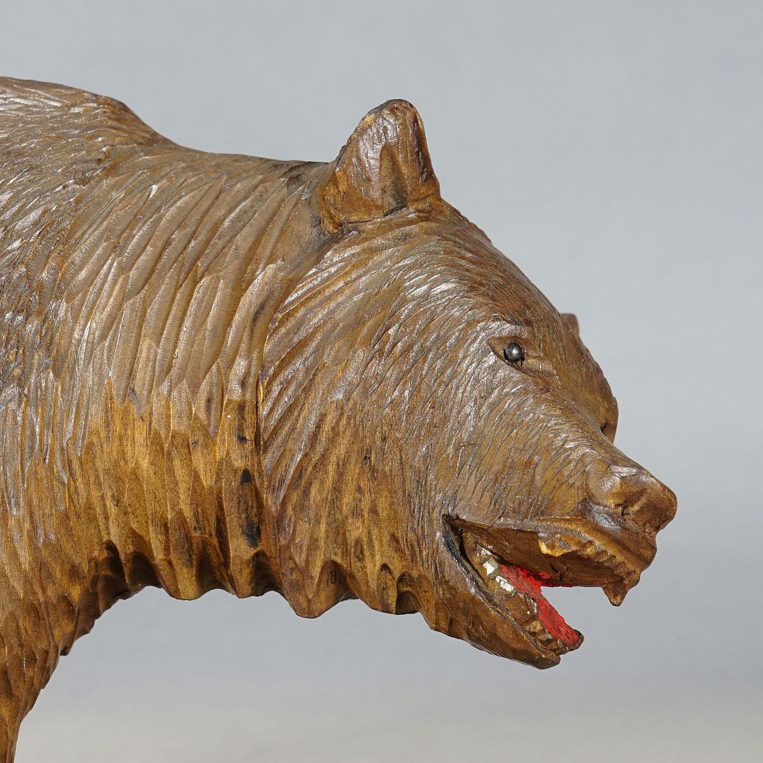 Sculpté à la main Grand ours en bois en promenade sculpté à la main à Brienz, vers les années 1930 en vente