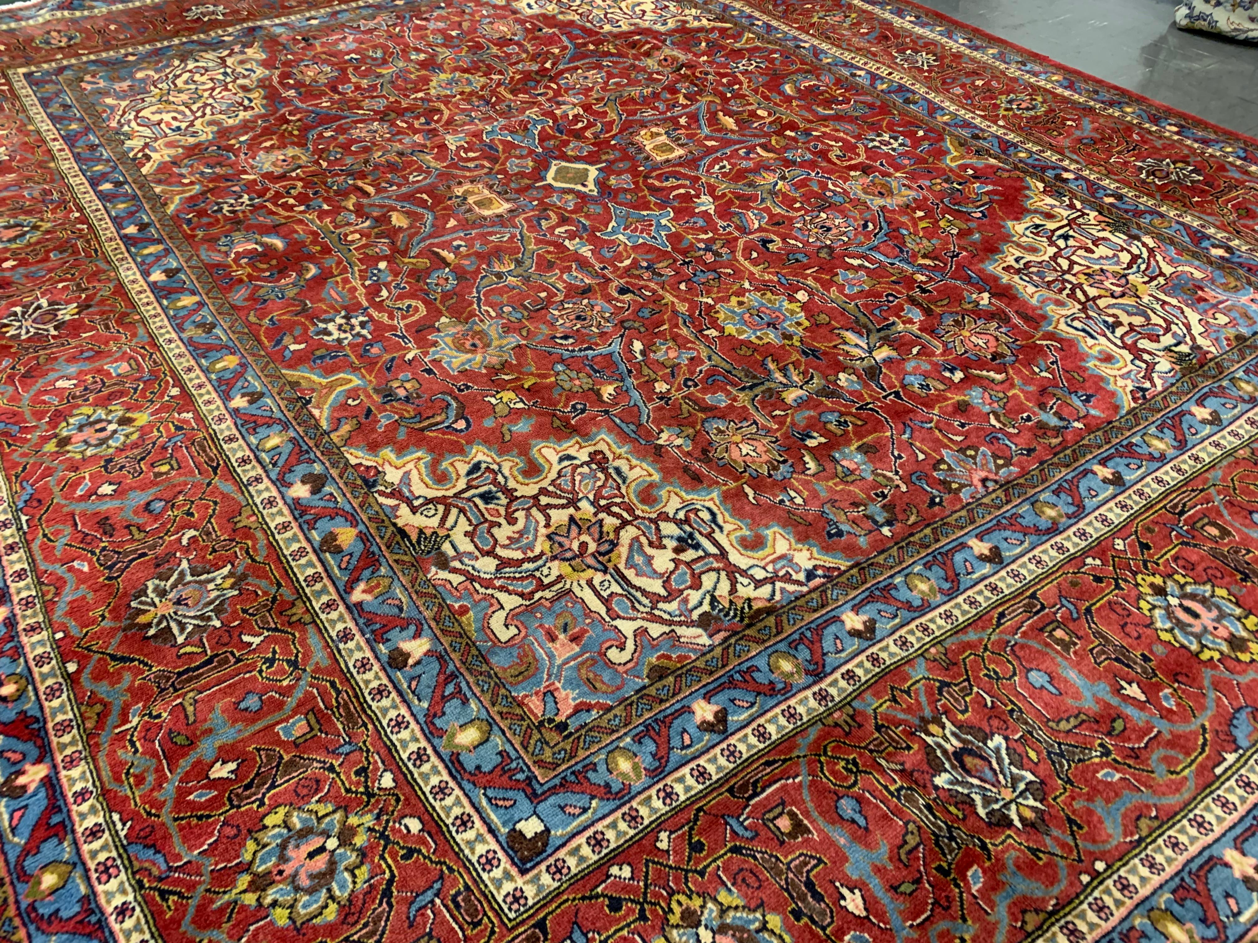 Großer handgewebter traditioneller roter Teppich aus Wolle im Vintage-Stil im Angebot 4