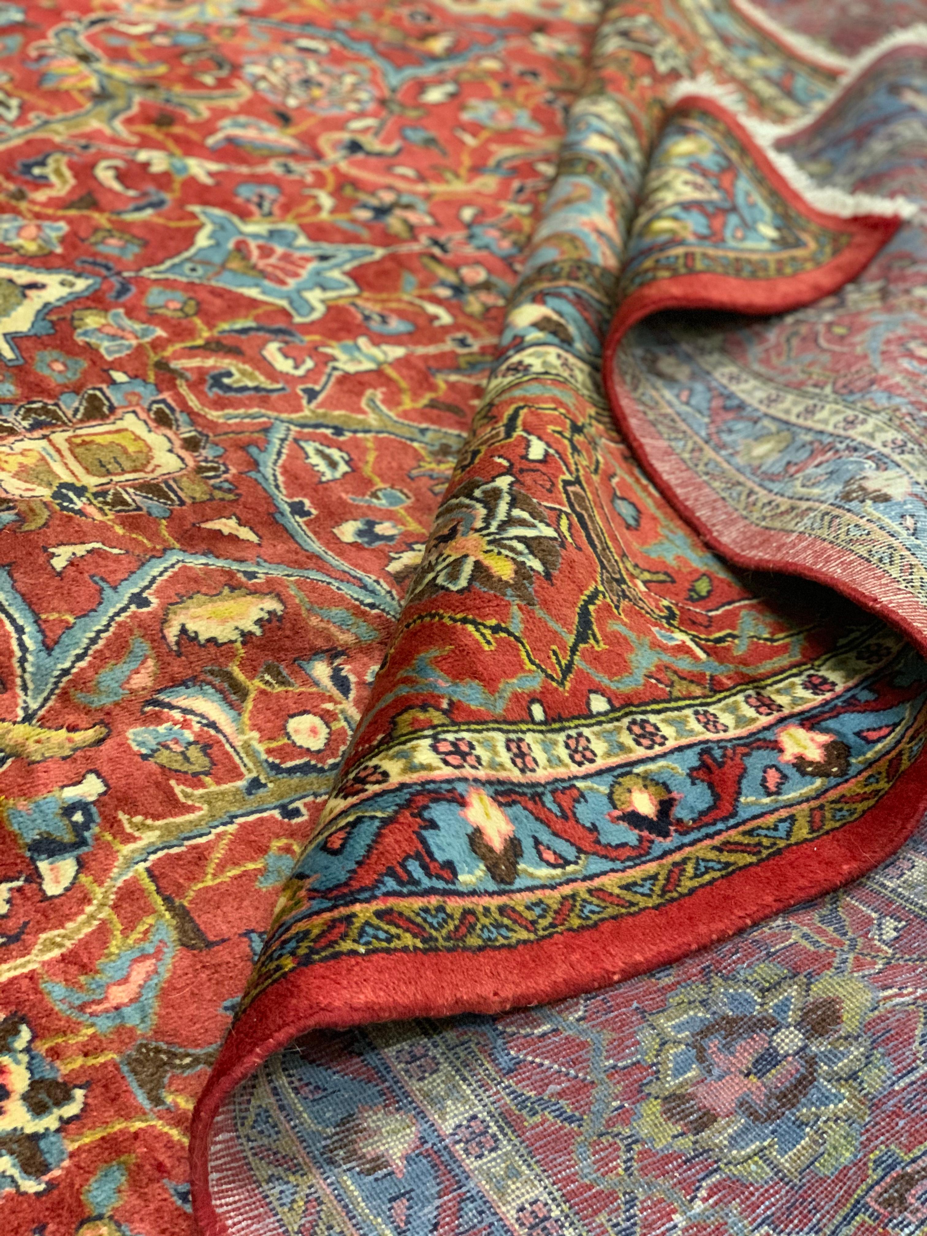 Großer handgewebter traditioneller roter Teppich aus Wolle im Vintage-Stil (Handgeknüpft) im Angebot