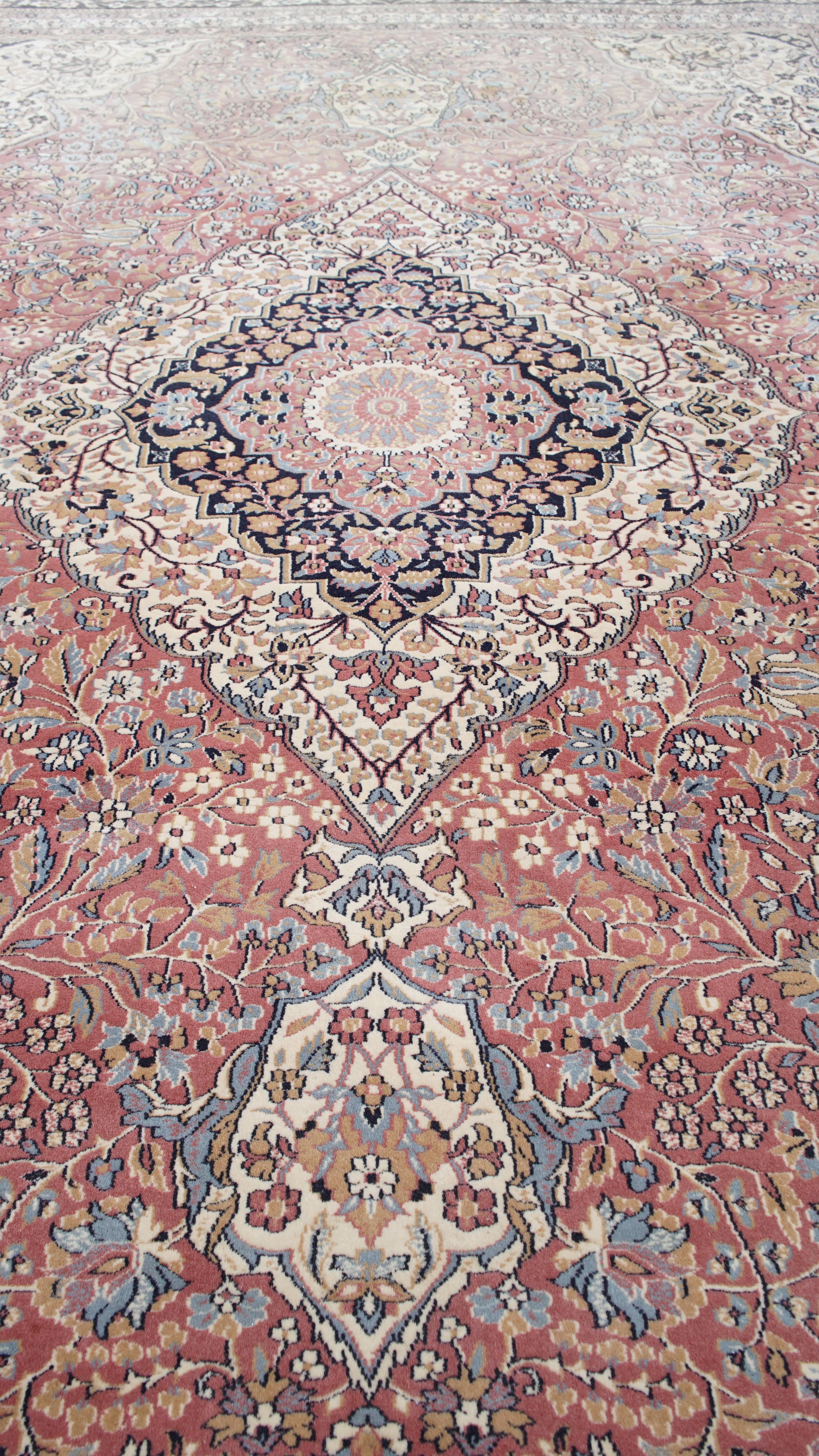Angeboten wird dieser große Wollteppich im orientalischen Stil mit ruhigen, gedeckten Farben und den Maßen 350x250 cm. 

Lassen Sie Ihr Zuhause durch den Charme dieses schönen Stücks erstrahlen. Es zeigt subtile Töne und raffinierte Details.

Diese