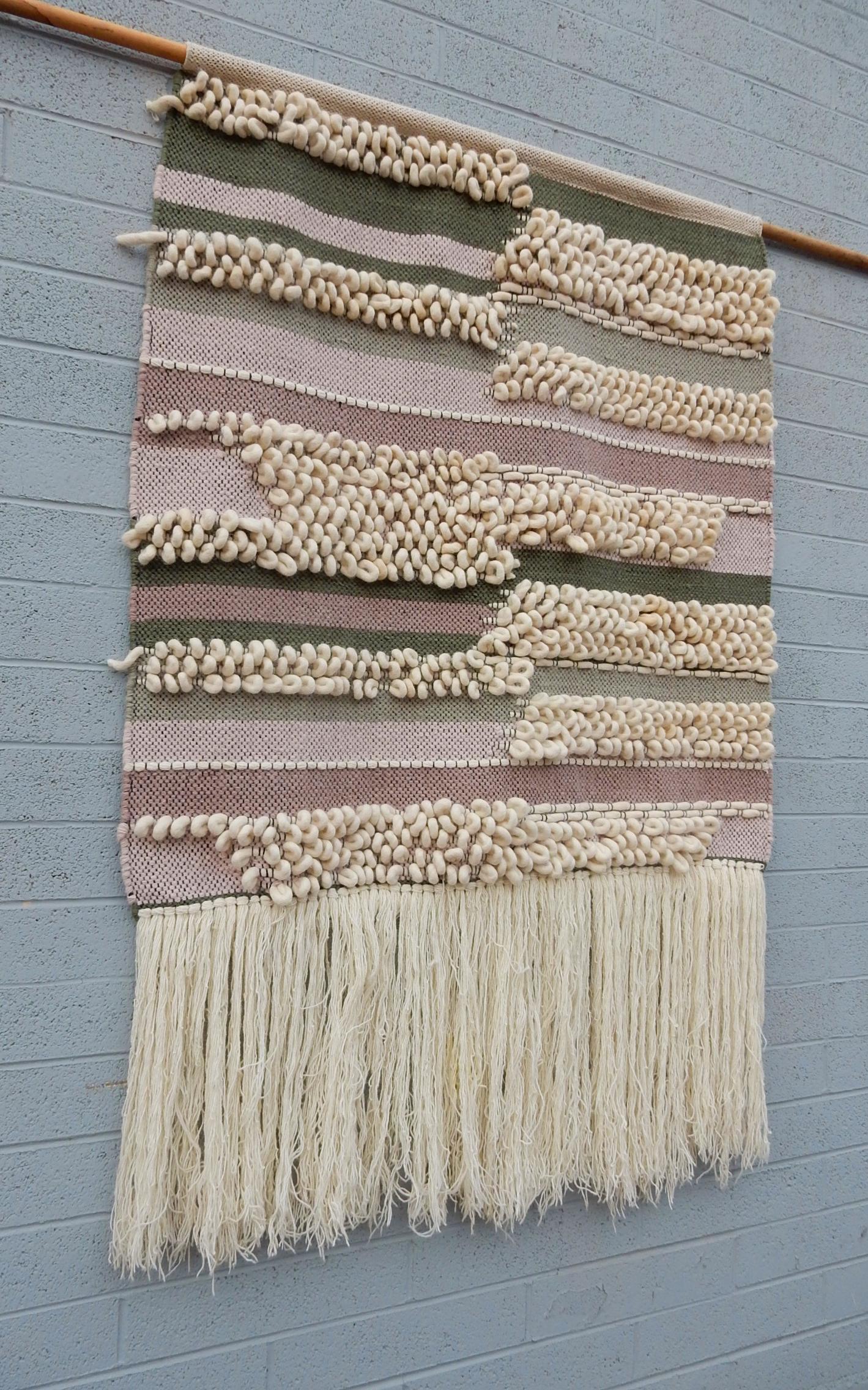 Großes, 5+' X 4' großes abstraktes Textilkunstgeflecht, aufgereiht an einem Holzstab.
Lange Fransen unten. Warme Farbtöne.
Nicht signiert oder gekennzeichnet, ca. 1980er Jahre.