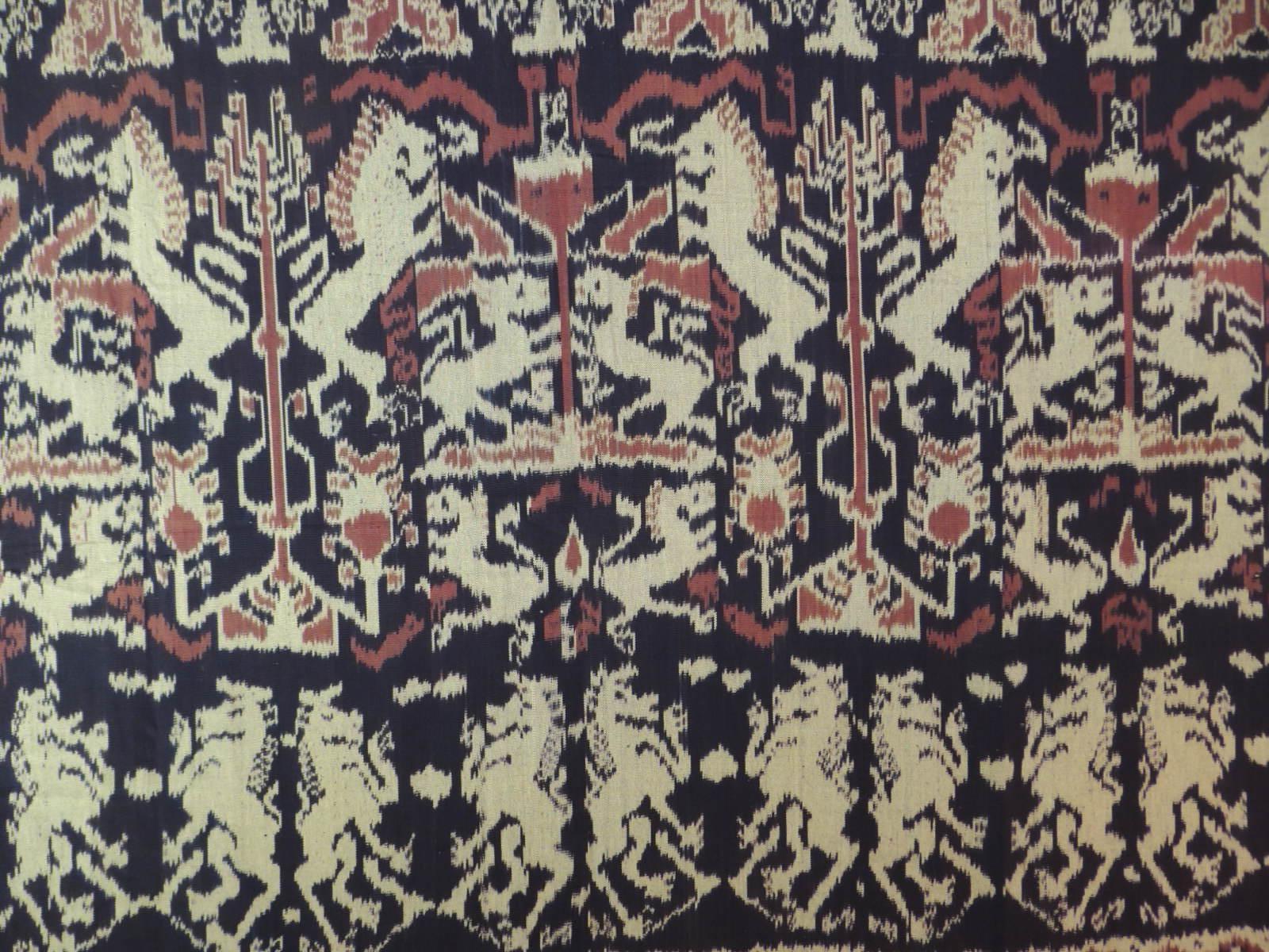 Large vintage woven ikat wall hanging/tapestry. Depicting large scale lions and flowers.
In shades of black, brown and natural with hand twisted fringes.
Ideal to use on a bed, window or table.
75