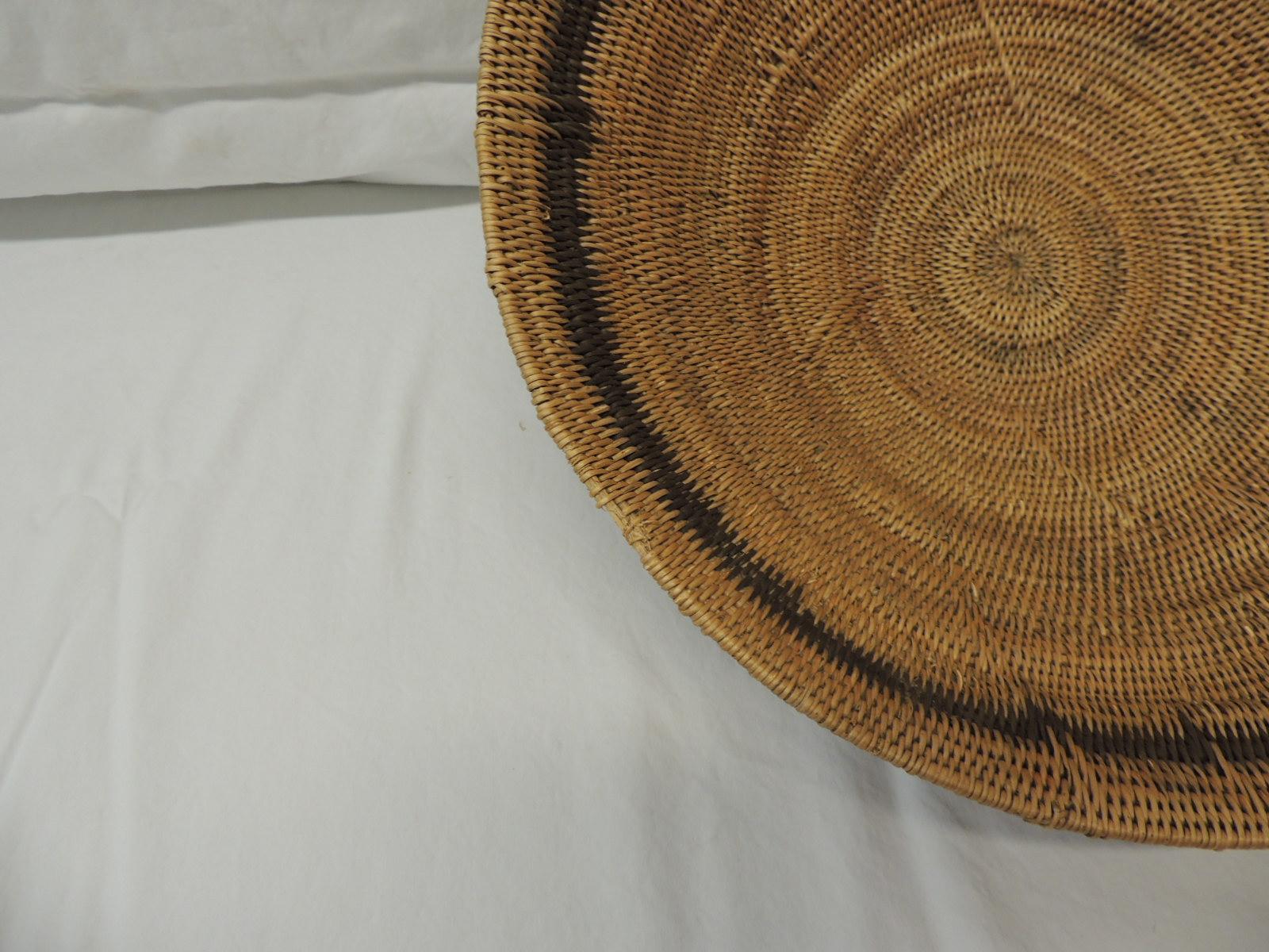 Large vintage woven seagrass ethnic round African deep basket.
Artisanal handwoven basket with tribal designs and patterns all around.
(Is not flat is more like a deep bowl shape, double woven technique.)
Size: 17