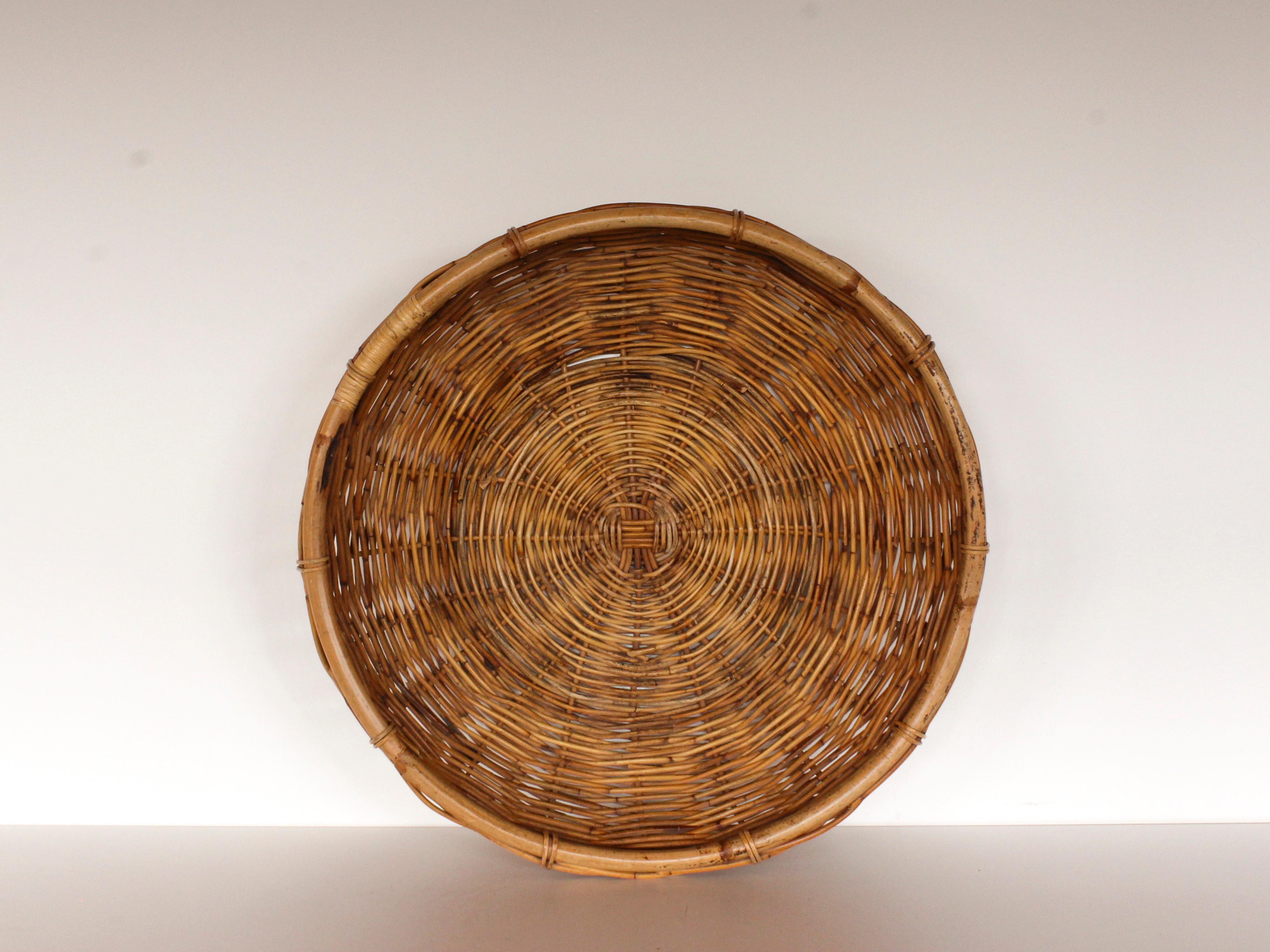 Large Vintage Woven Wall Decorative Basket In Good Condition In Chicago, IL