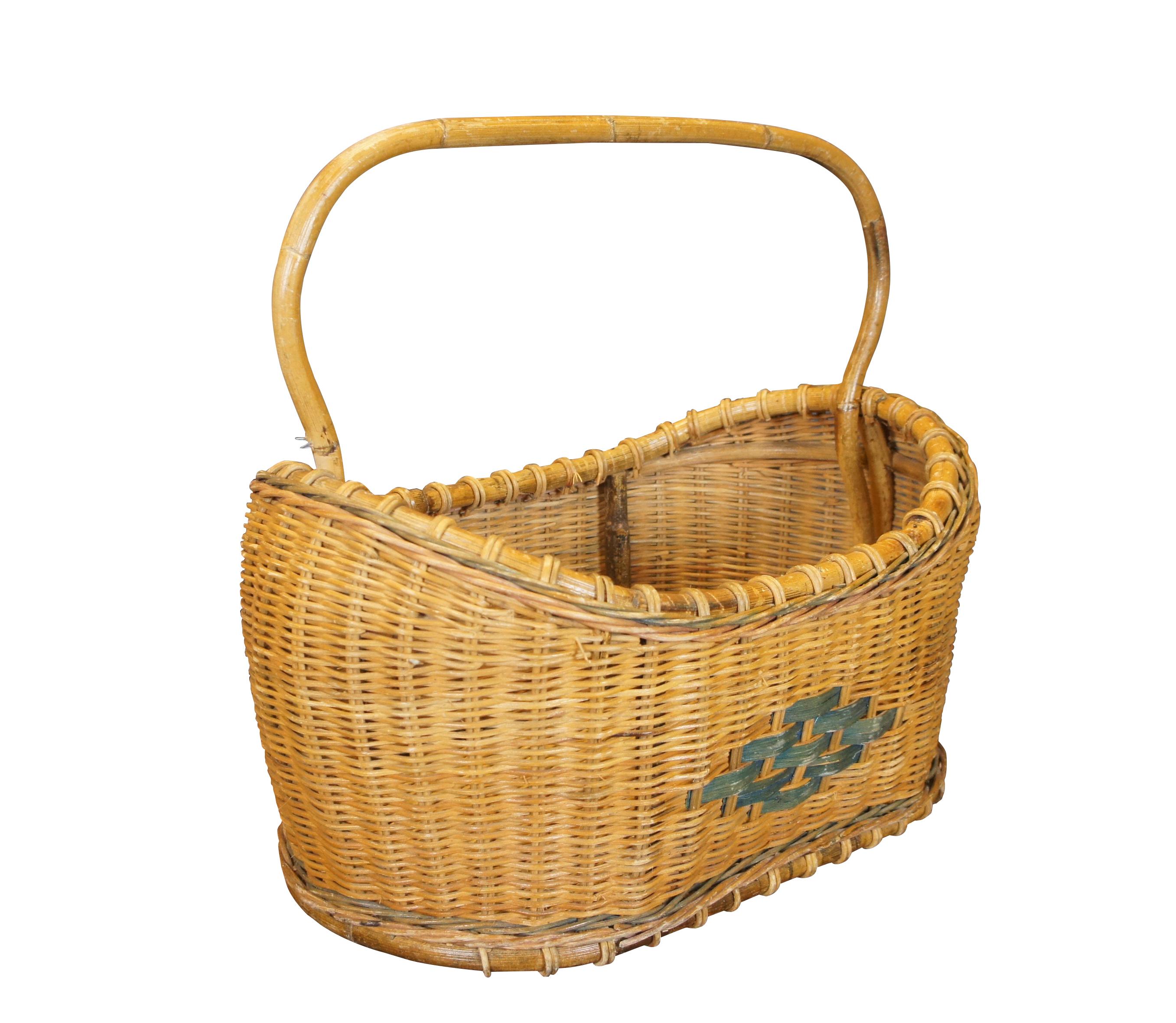 Cestino di campagna in vimini intrecciato extra large, di forma ovale con bordo superiore a forma di barca, motivo a rombi verdi sui lati, finiture intrecciate rosa e verdi e manico in bambù curvato.

Dimensioni:
22