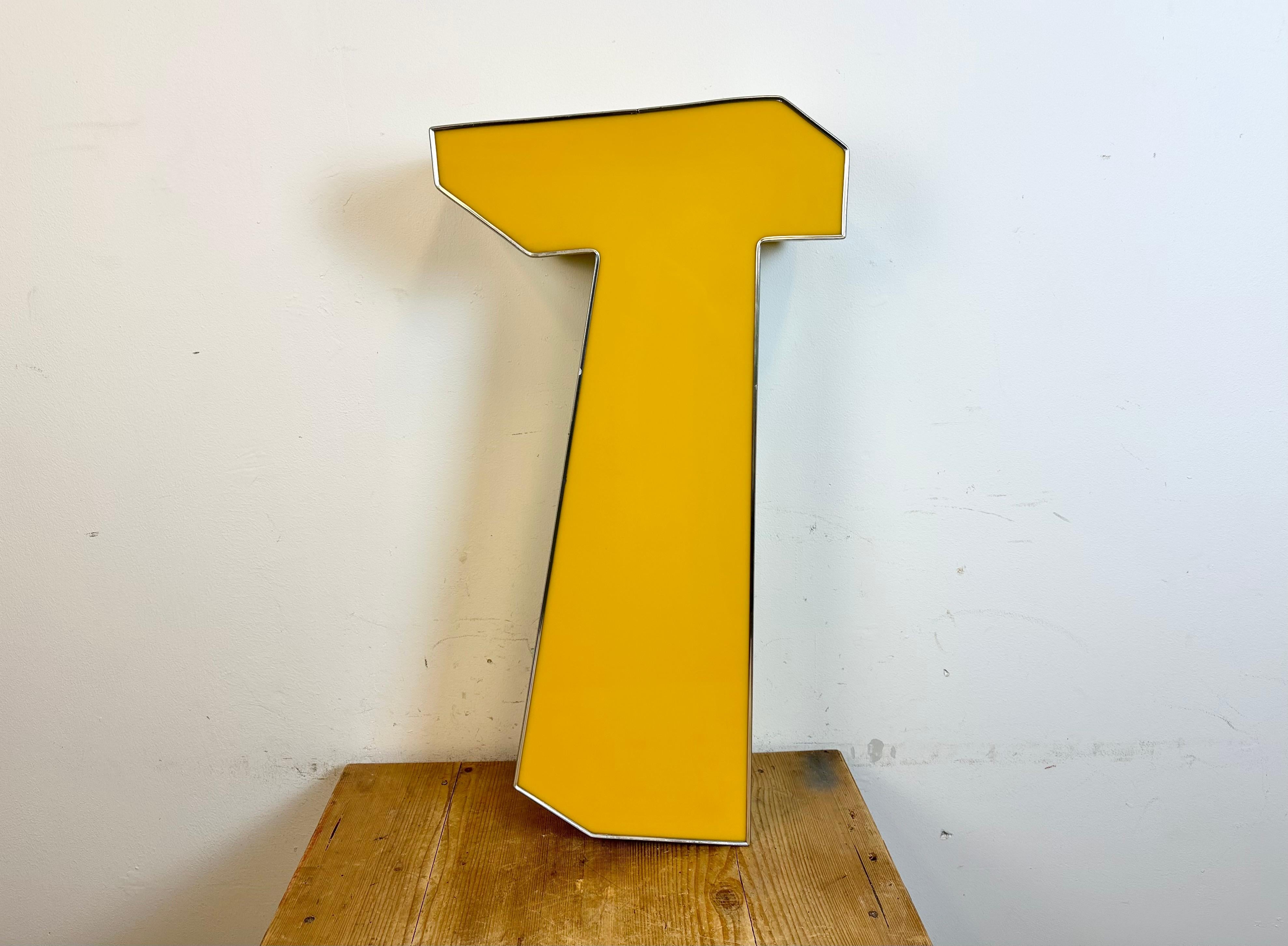 Diese Vintage-Industriefassade mit dem beleuchteten Buchstaben T wurde in den 1970er Jahren in Italien hergestellt und stammt von einem alten Werbebanner. Es besteht aus einem Metallgehäuse und einer Plexiglasabdeckung. Er ist mit einer LED-Leiste