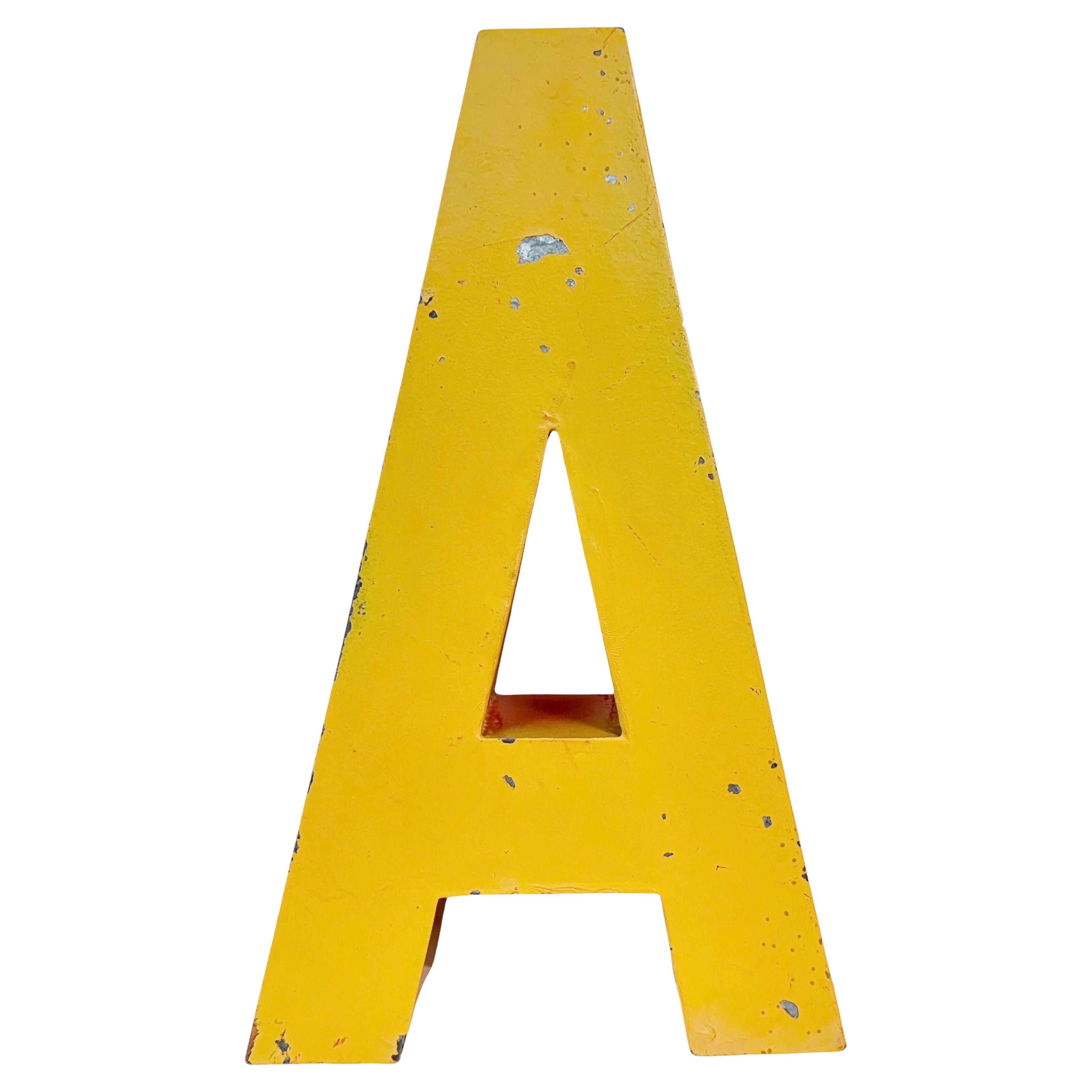 Großes gelbes Eisenfakat im Vintage-Stil, Buchstabe A, 1960er Jahre