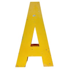 Großes gelbes Eisenfakat im Vintage-Stil, Buchstabe A, 1960er Jahre