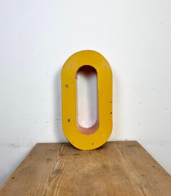 Grande lettera O di facciata in ferro giallo vintage, anni '60