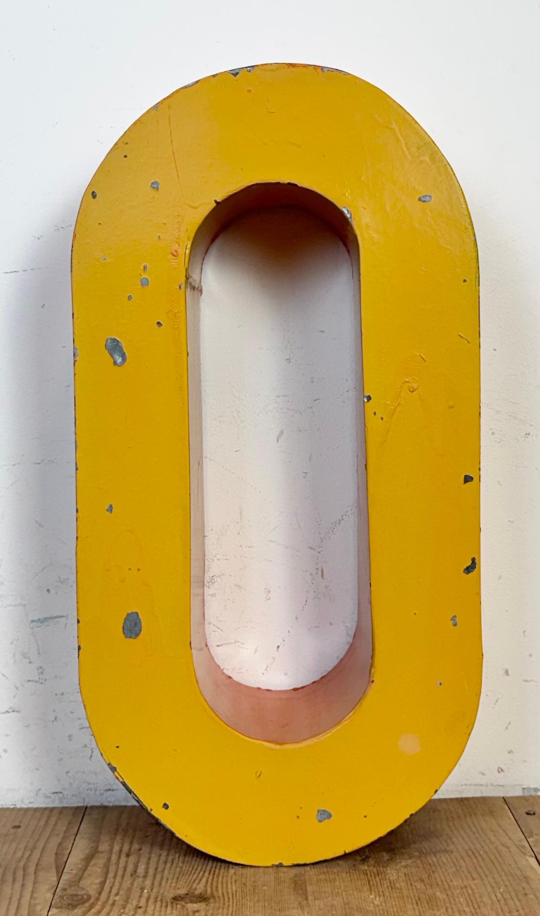 Industriel Grande lettre O en acier jaune, années 1960 en vente