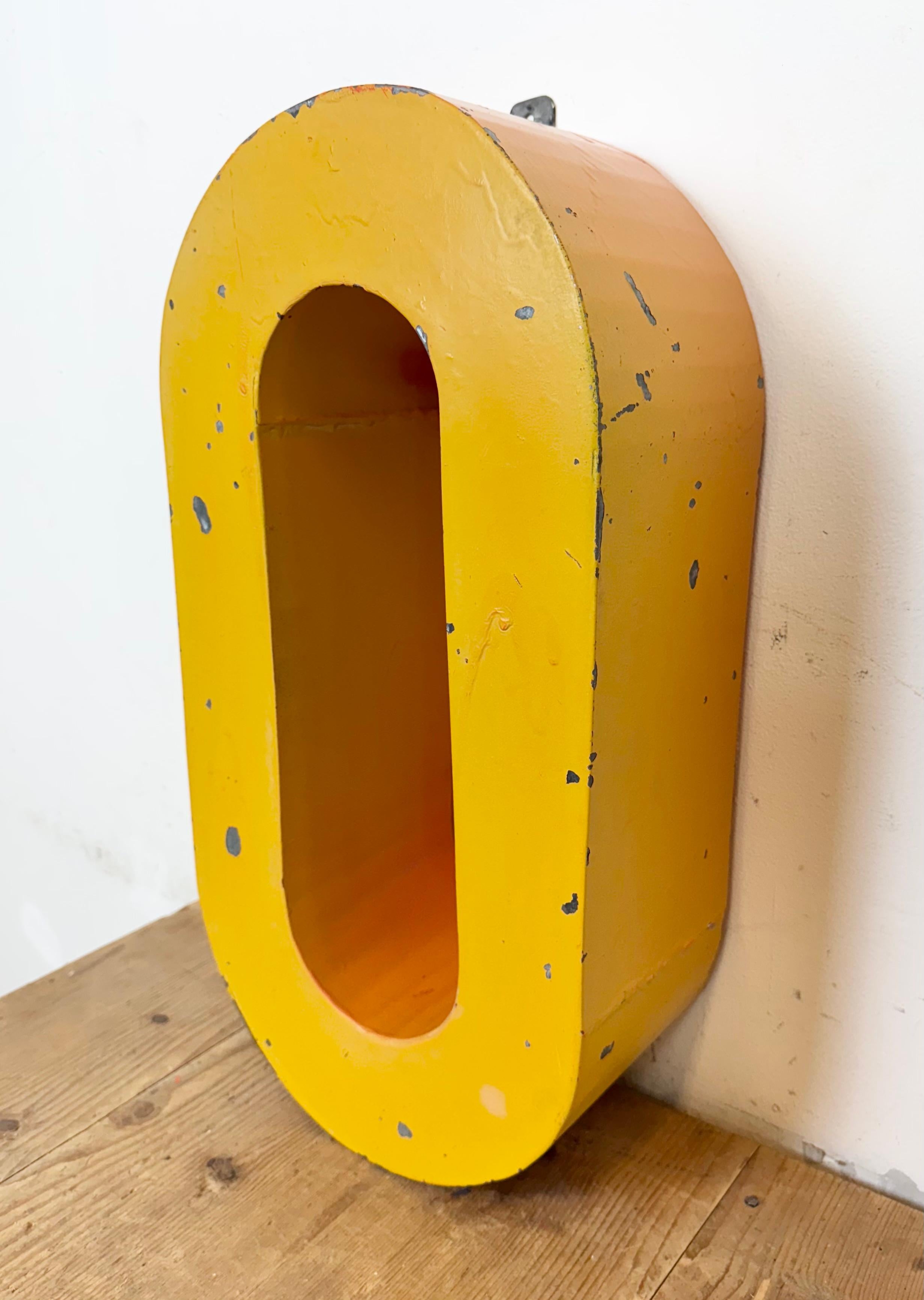 Tchèque Grande lettre O en acier jaune, années 1960 en vente