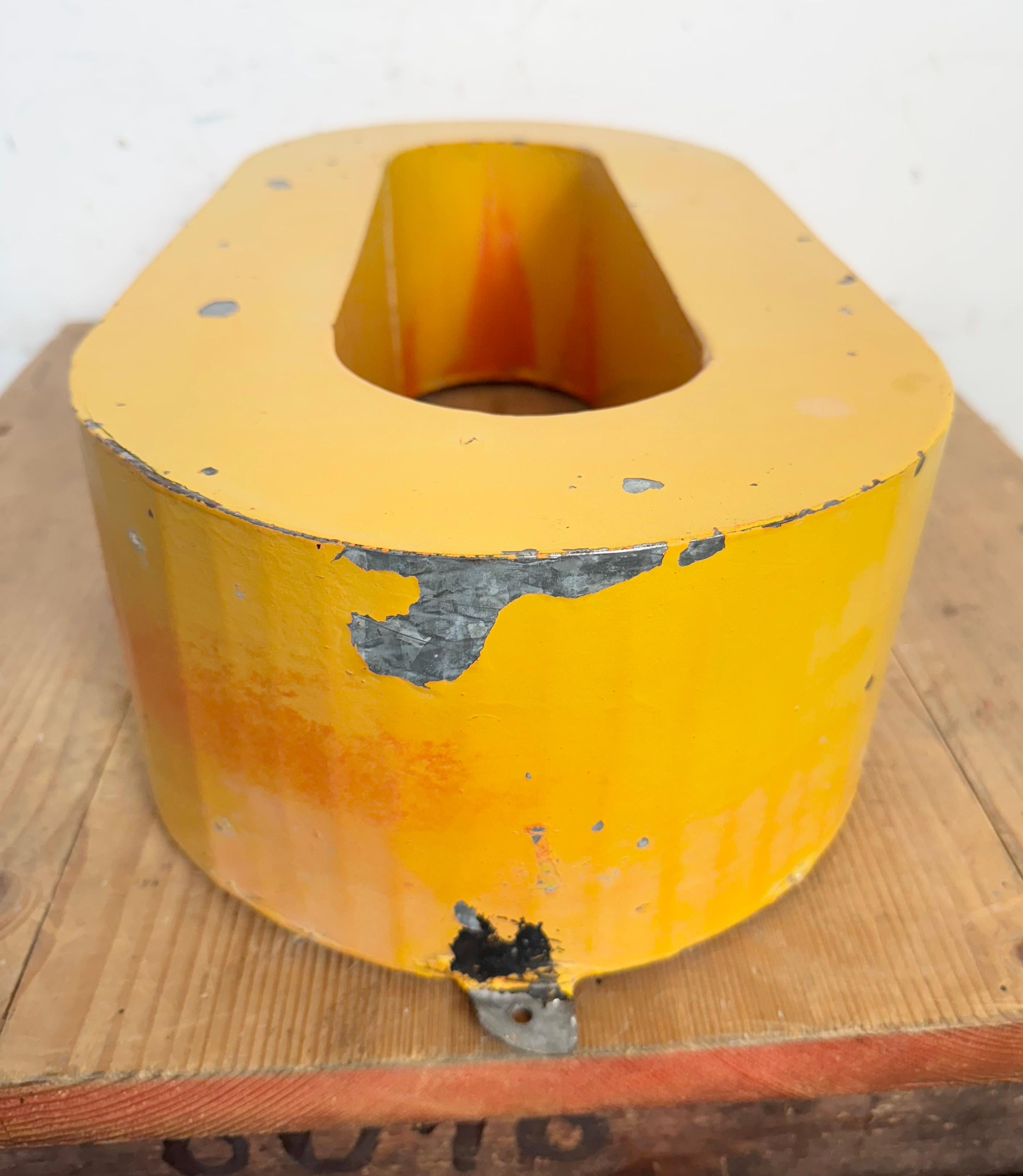 Grande lettre O en acier jaune, années 1960 Bon état - En vente à Kojetice, CZ
