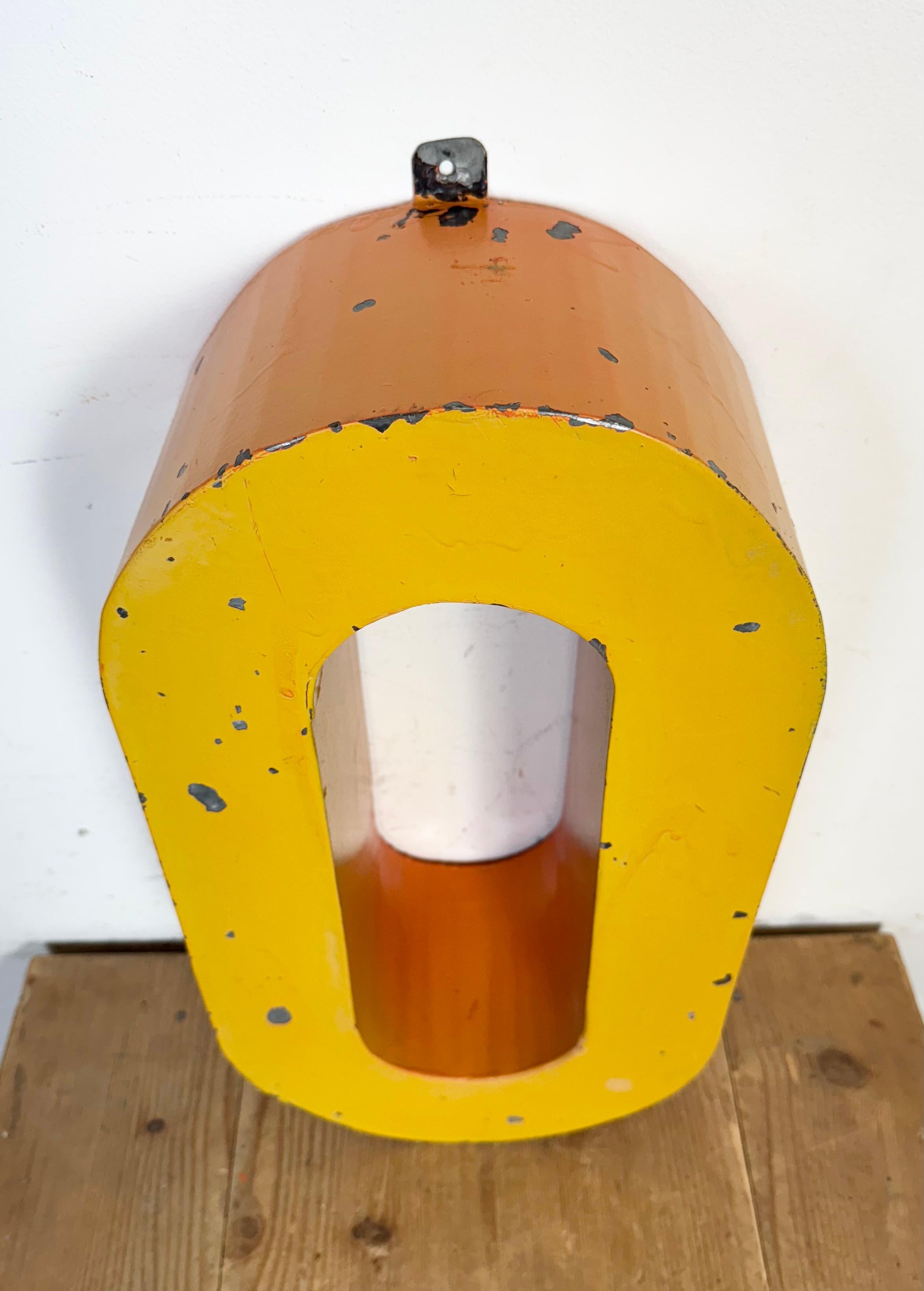 20ième siècle Grande lettre O en acier jaune, années 1960 en vente