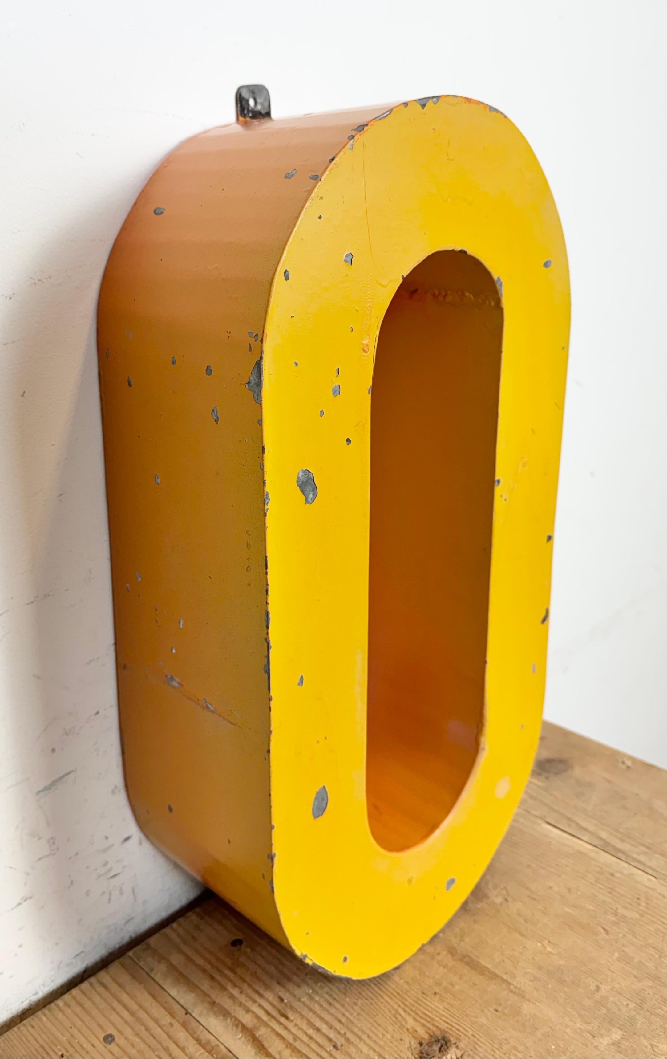 Fer Grande lettre O en acier jaune, années 1960 en vente