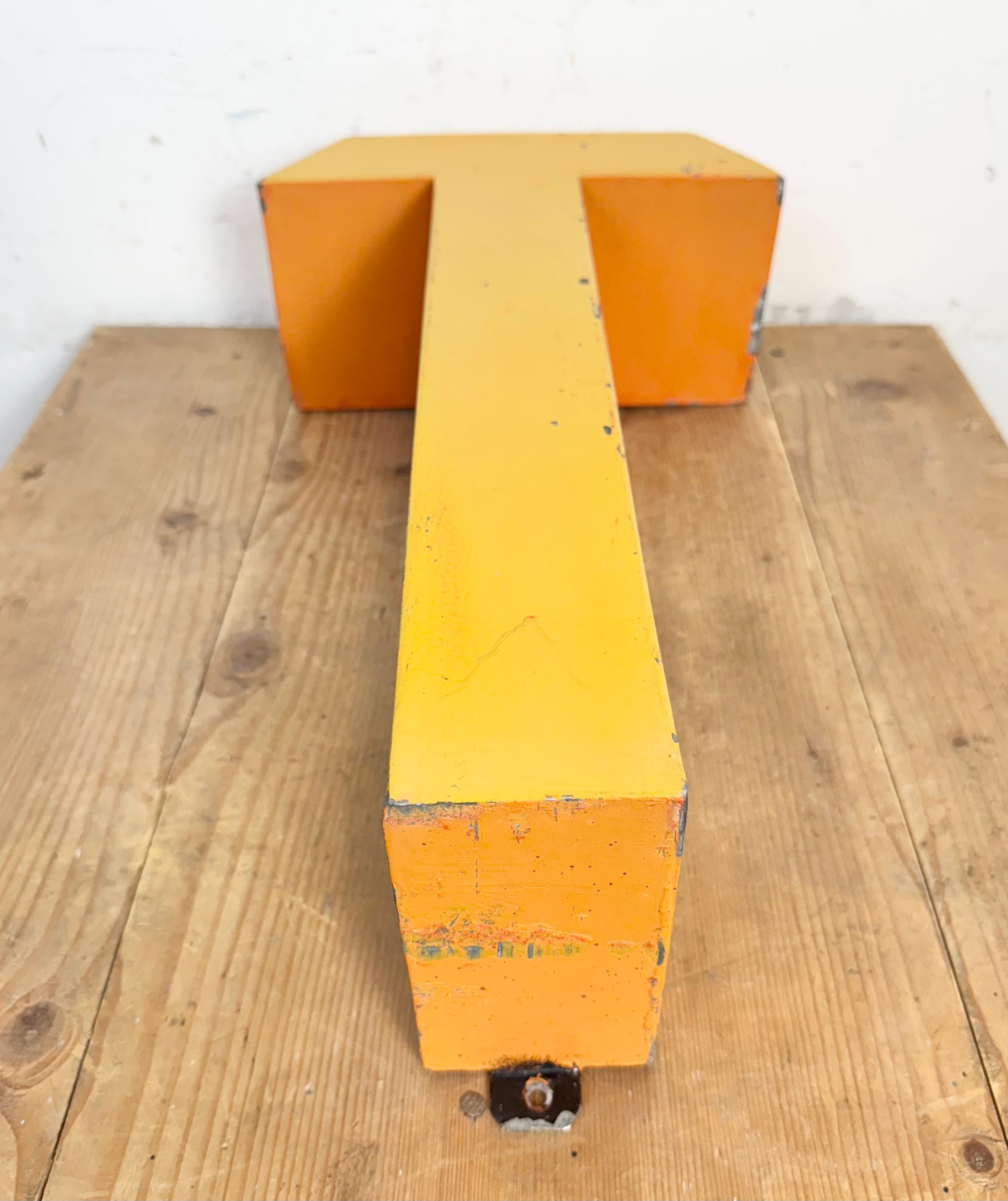 Gran letra T de fachada de hierro amarillo vintage, años 60 siglo XX en venta