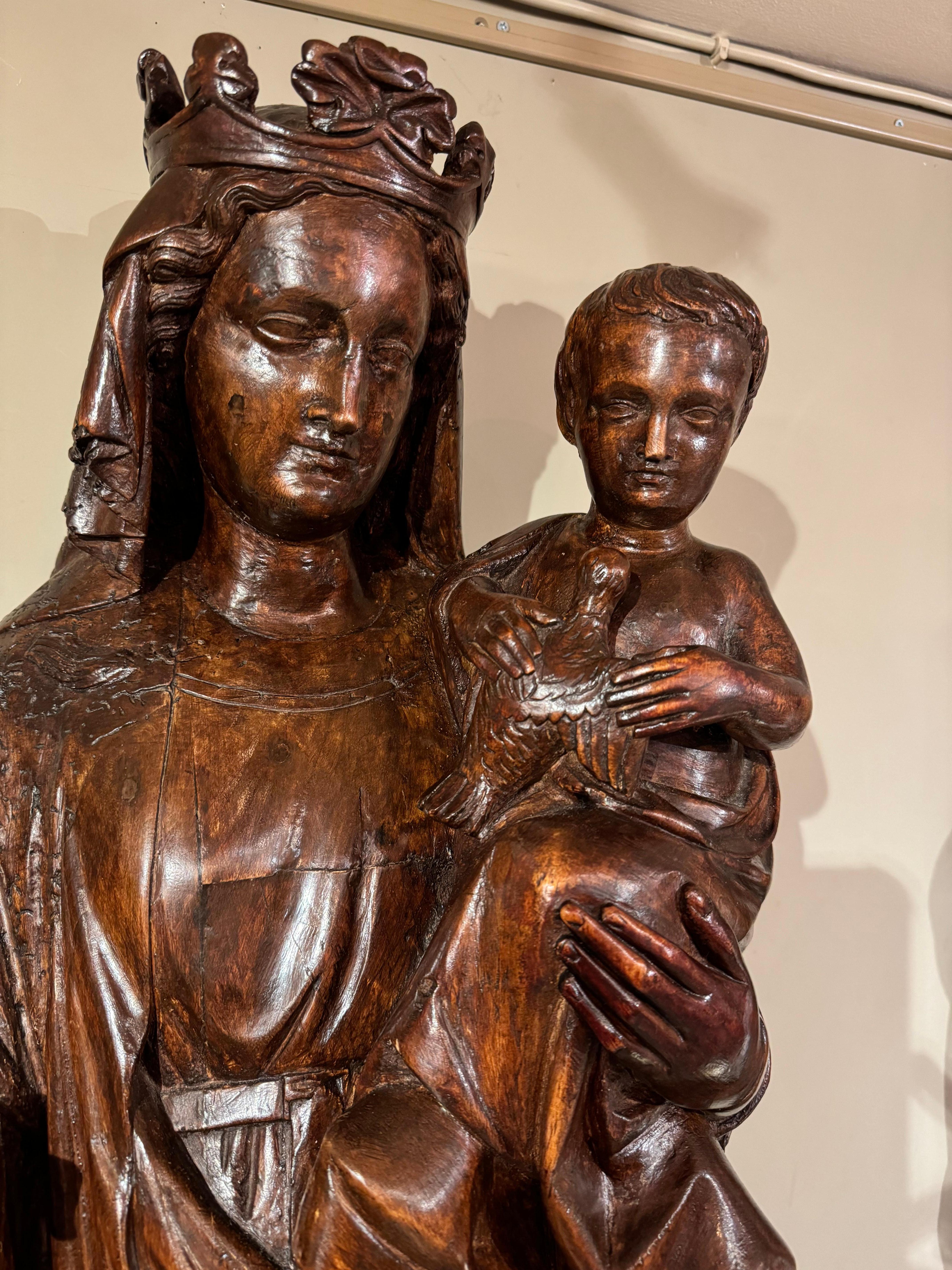 Una Virgen y un Niño muy grandes ( 49 pulgadas) , Champaña, hacia 1500 Renacimiento en venta