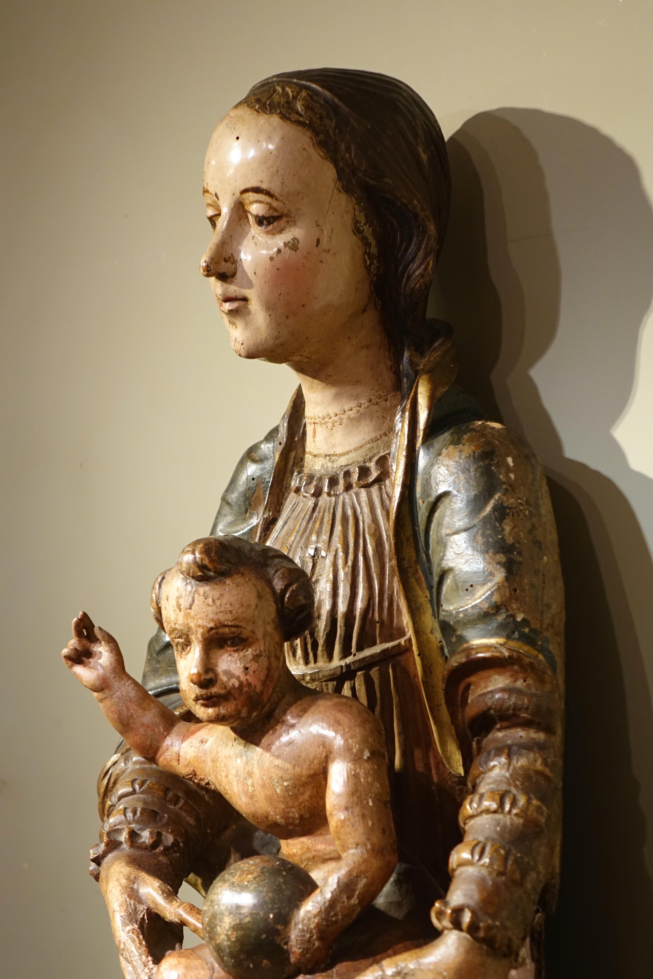 Peint à la main Grande Vierge et enfant en bois polychrome, Espagne, 16ème siècle en vente