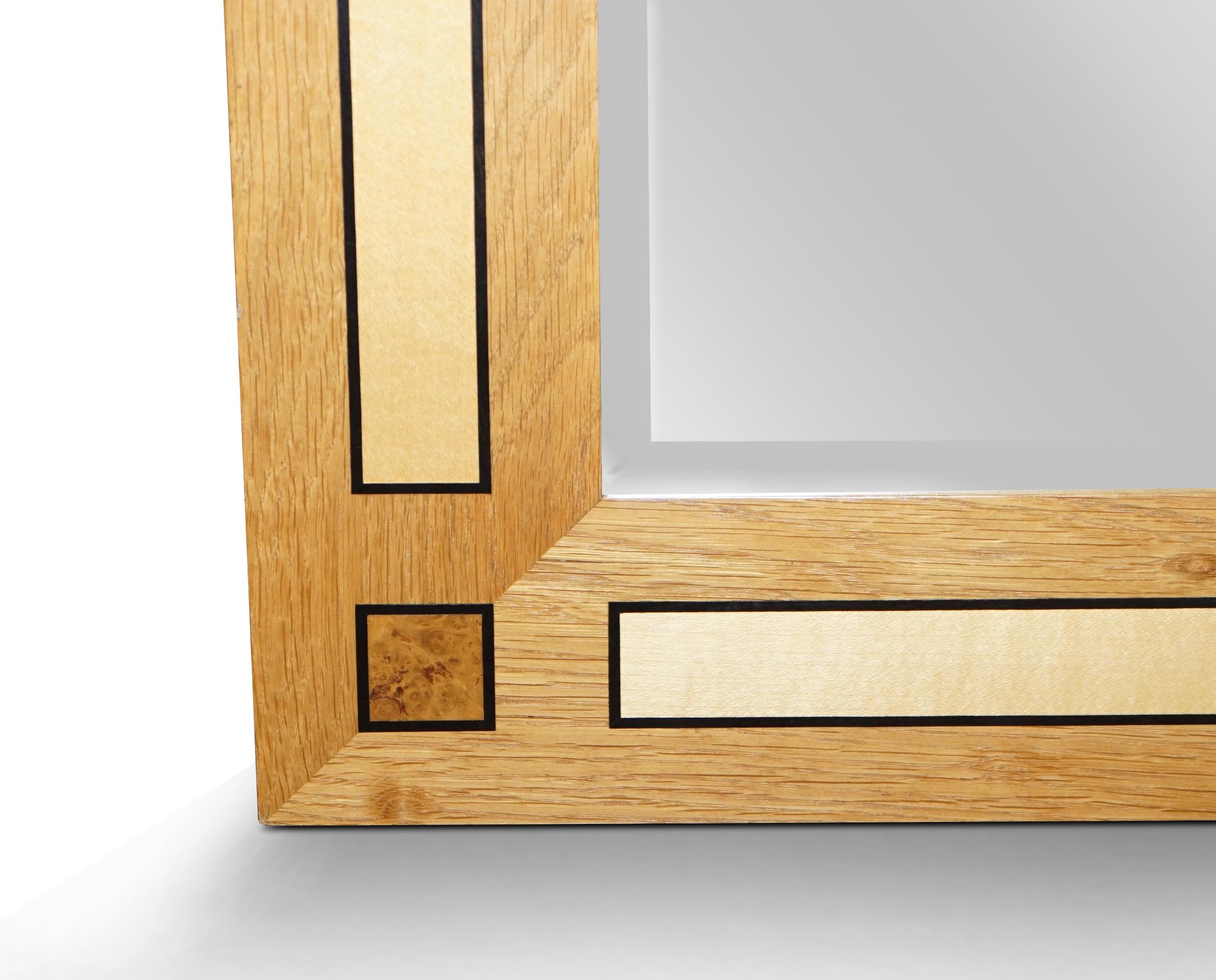 Intagliato a mano Grande specchio da soffitto Viscount David Linley in noce satinato e sicomoro in vendita