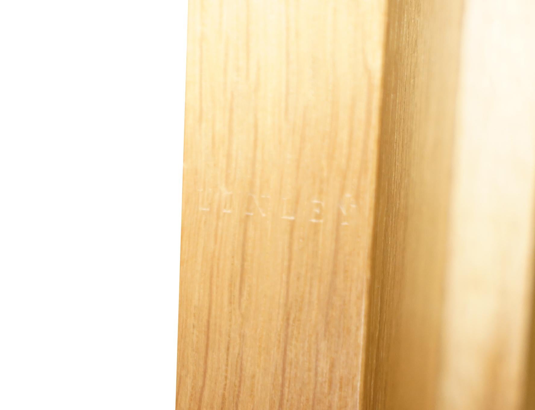 Legno di seta Grande specchio da soffitto Viscount David Linley in noce satinato e sicomoro in vendita