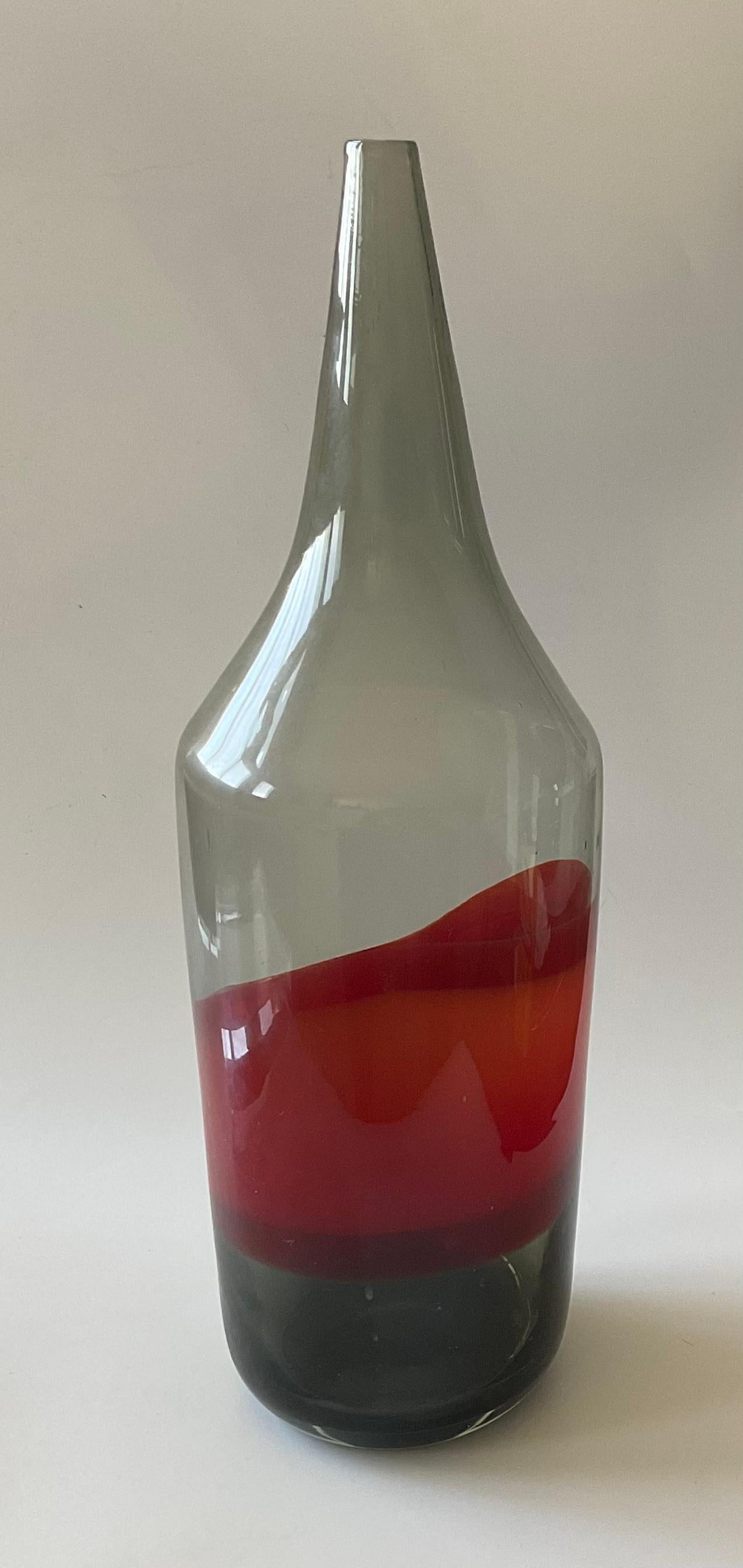 italien Grand vase en verre de Murano incalmo gris fumée avec bande rouge signé Vistosi  en vente
