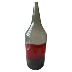 Große Vase aus Vistosi-Muranoglas in Rauchgrau mit rotem Band, signiert 