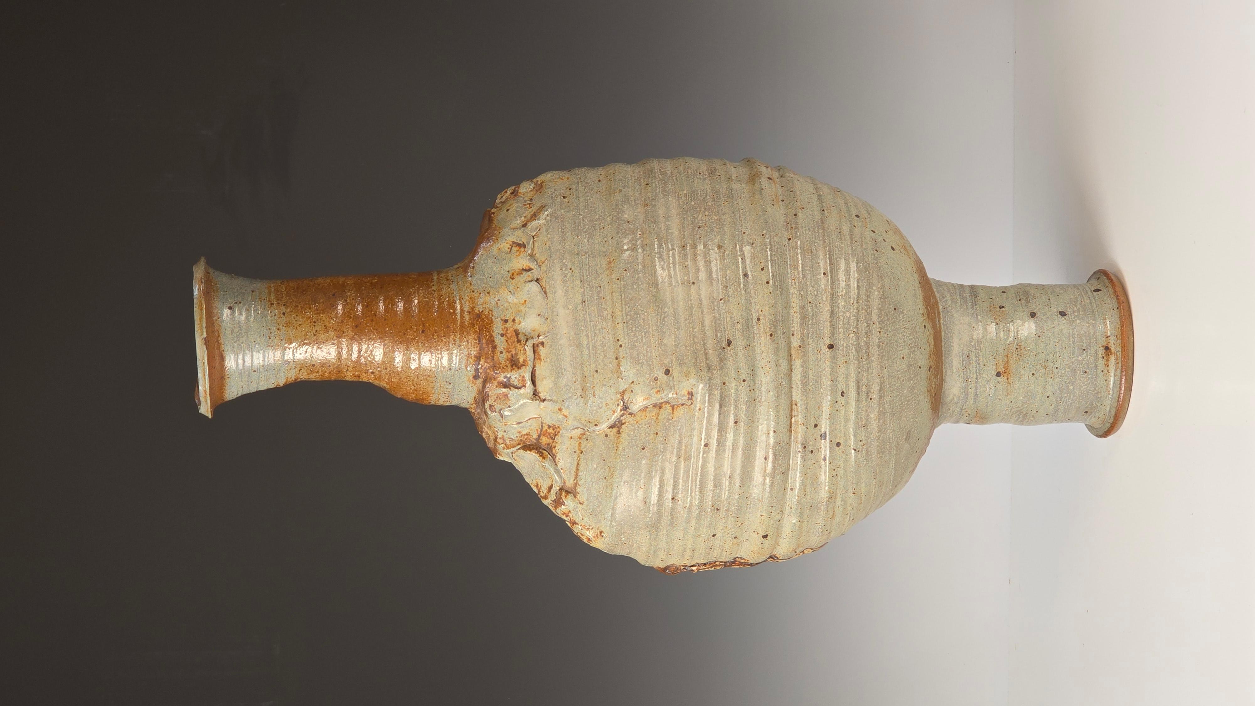 Vaso di grandi dimensioni in stile Peter Voulkos degli anni '60, un fantastico esempio di Espressionismo Astratto in ceramica caratterizzato da spontaneità gestuale e slancio visivo insieme all'accettazione zen dell'imperfetto.   Questo caratterizza