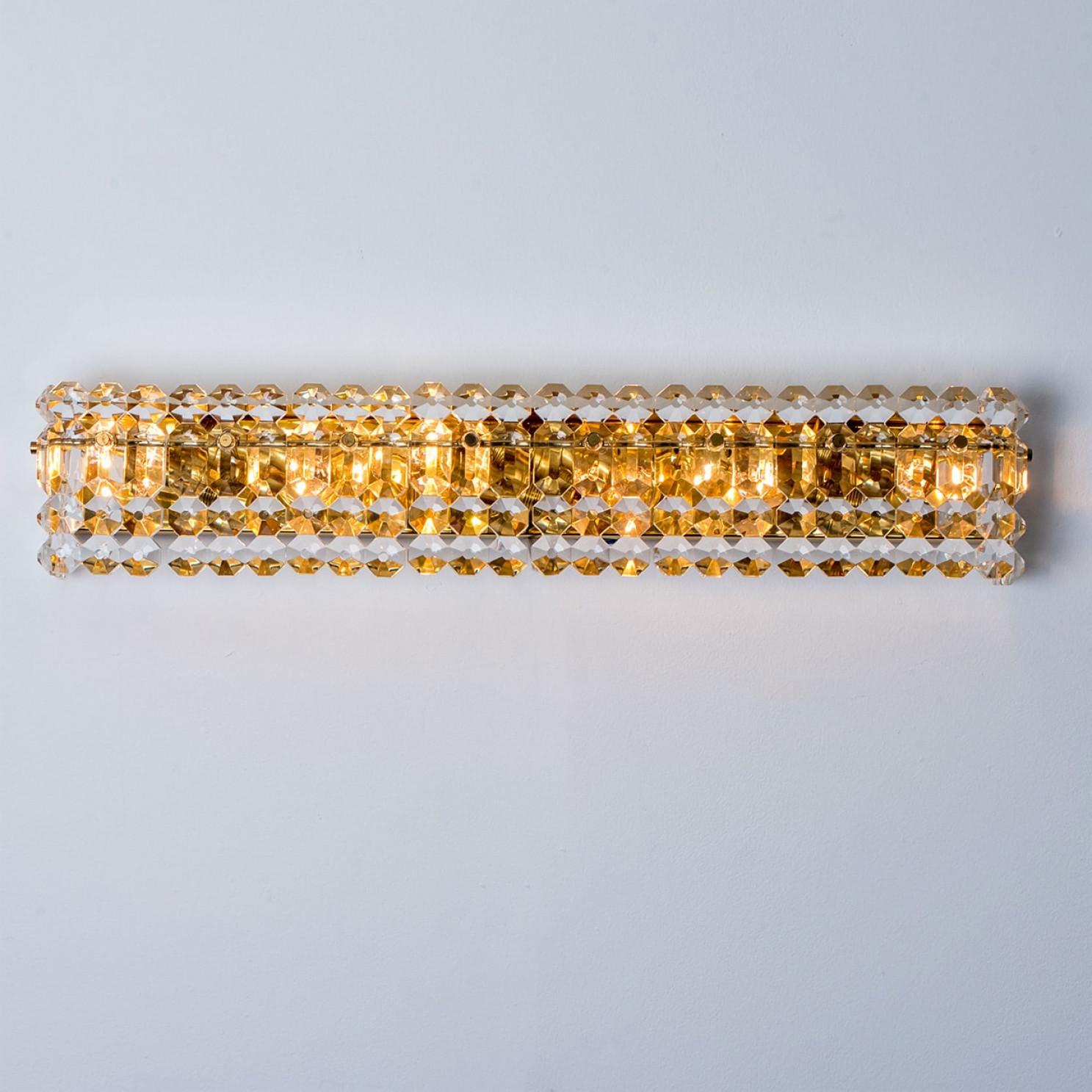Crystal glass and brass wall light by Kinkeldey, Germany 1970s. Very elegant light fixture, comfortable with all decor periods. The crystals are mounted in such a way that radiate the light of the bulb in different directions.

Excellent condition.