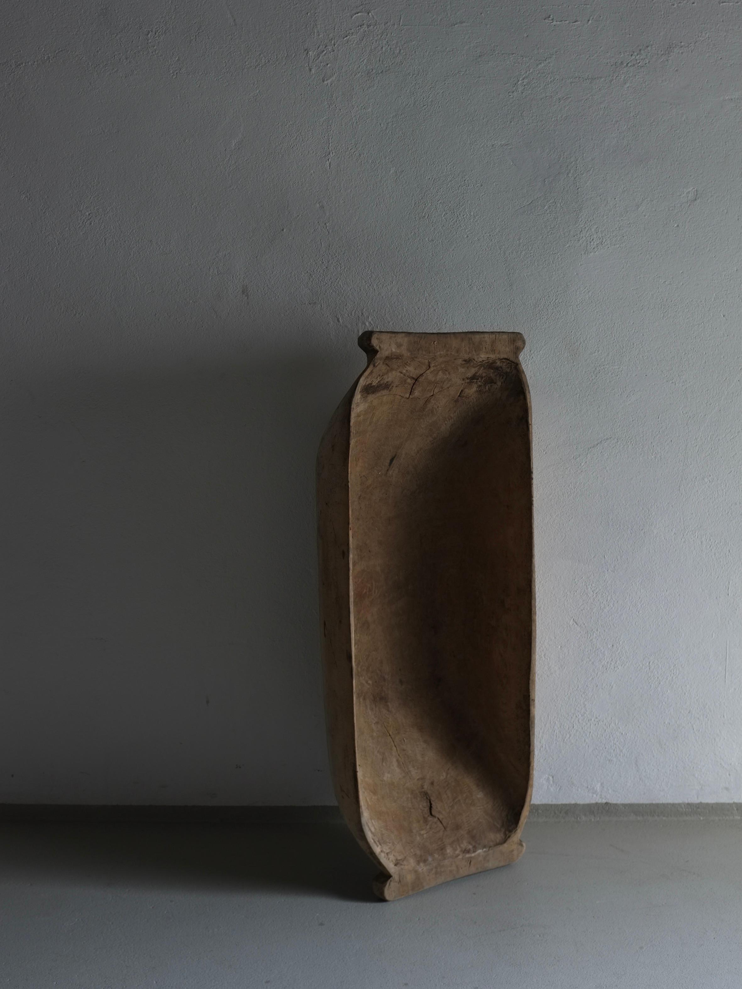 Antike rustikale geschnitzte Holzschale (#5) mit einer schönen Patina. Schwerer Gegenstand.

Zusätzliche Informationen:
Herkunft: Lettland
Abmessungen: B 99 cm x T 40 cm x H 22,5 cm