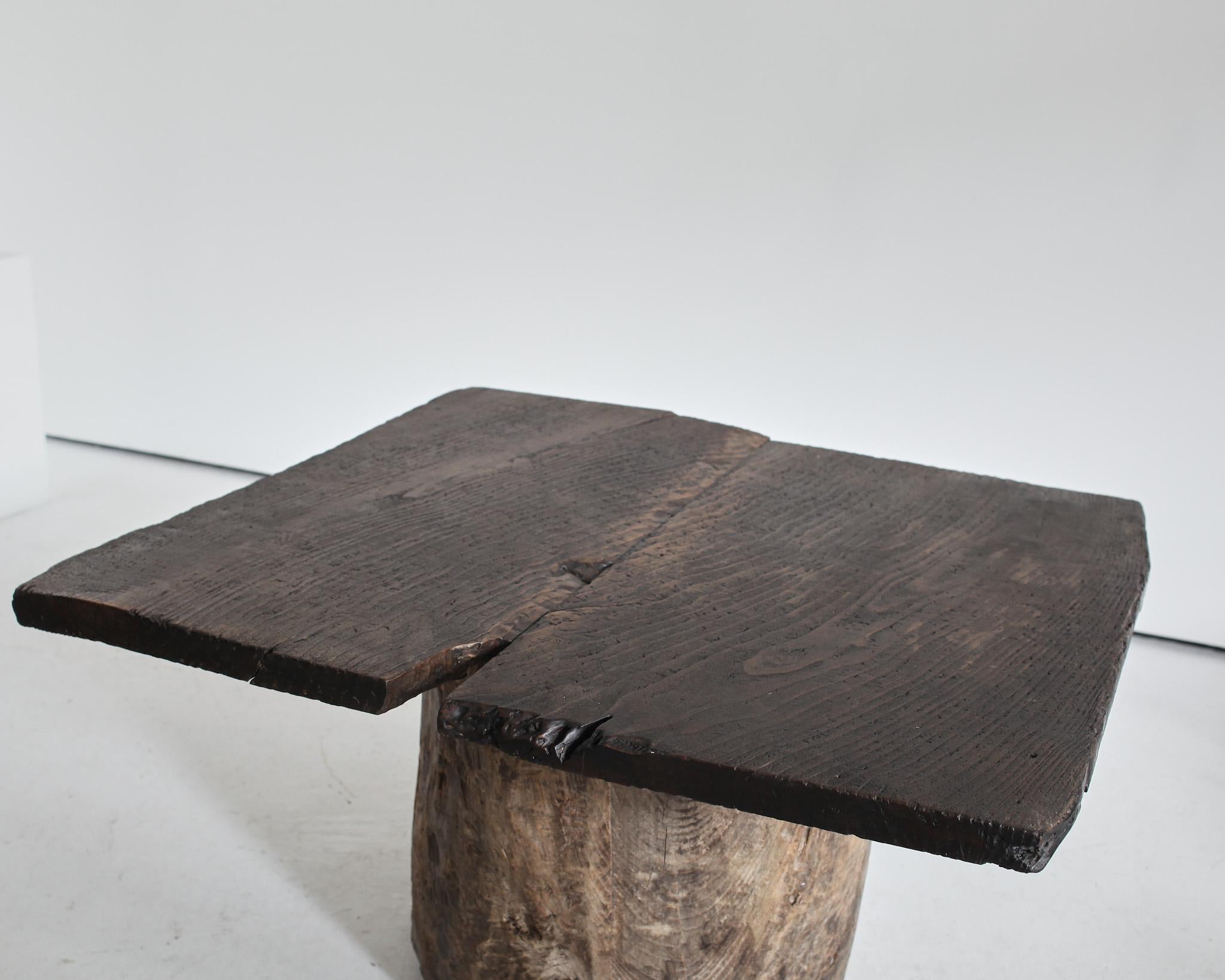 Grande table basse japonaise en cèdre creusé Wabi Sabi Bon état - En vente à London, GB