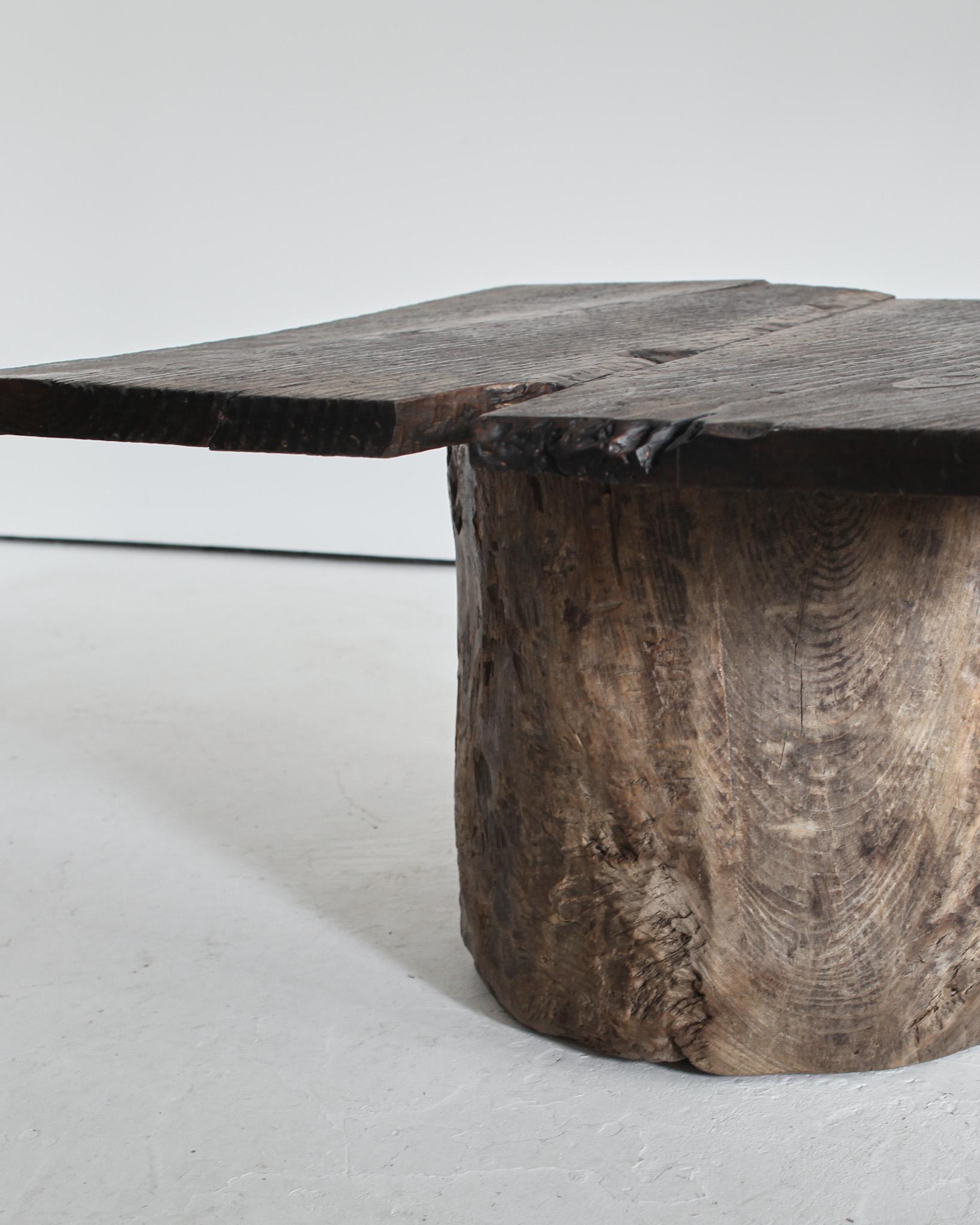 XIXe siècle Grande table basse japonaise en cèdre creusé Wabi Sabi en vente
