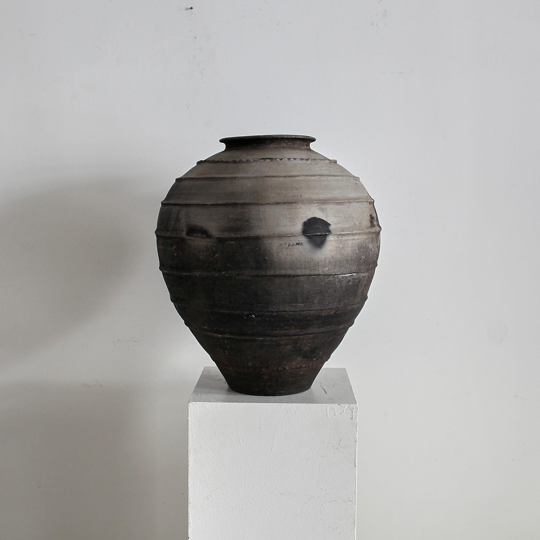 Grande vaso portoghese in terracotta nera Wabi Sabi Primitive del 19° C. In condizioni buone in vendita a London, GB