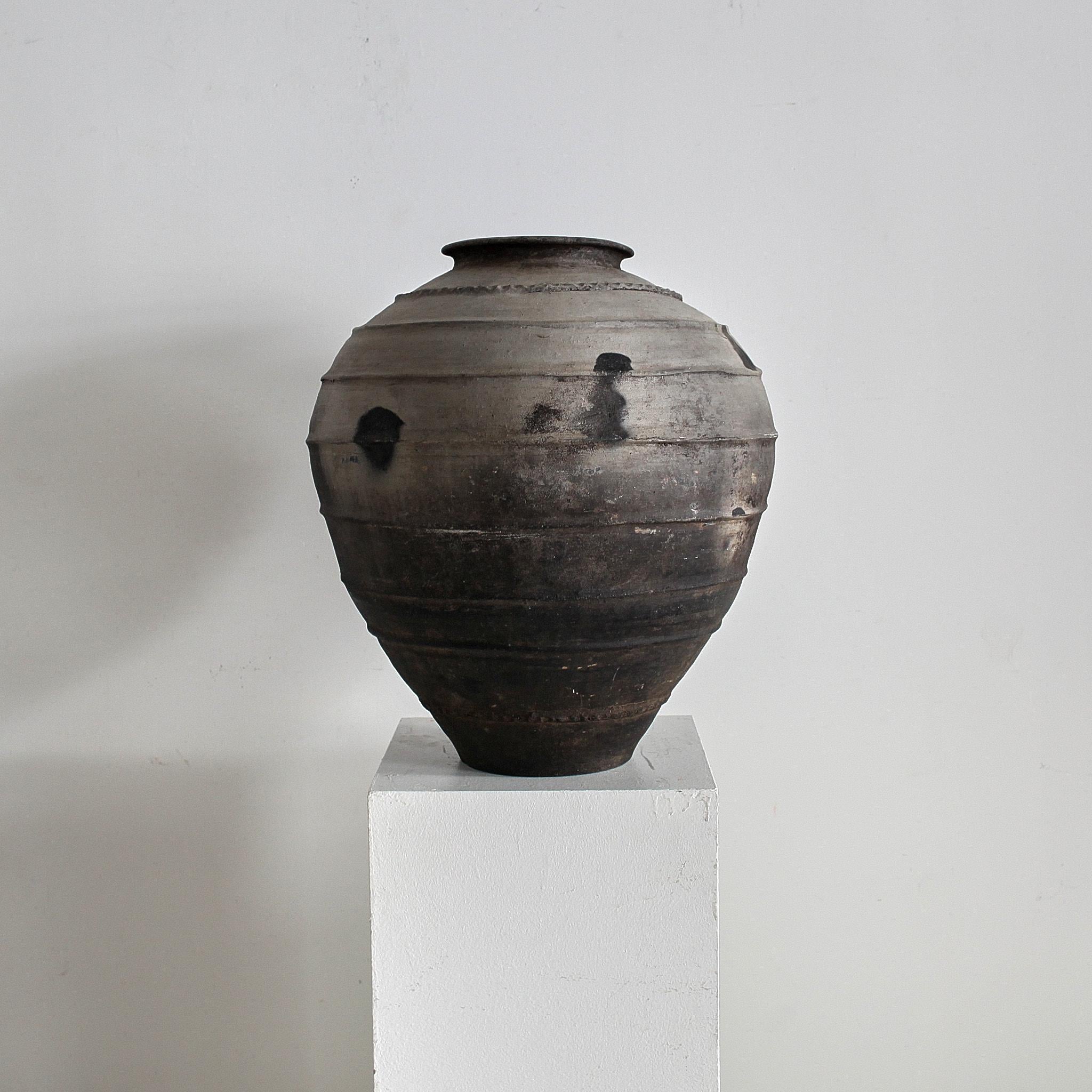 XIX secolo Grande vaso portoghese in terracotta nera Wabi Sabi Primitive del 19° C. in vendita