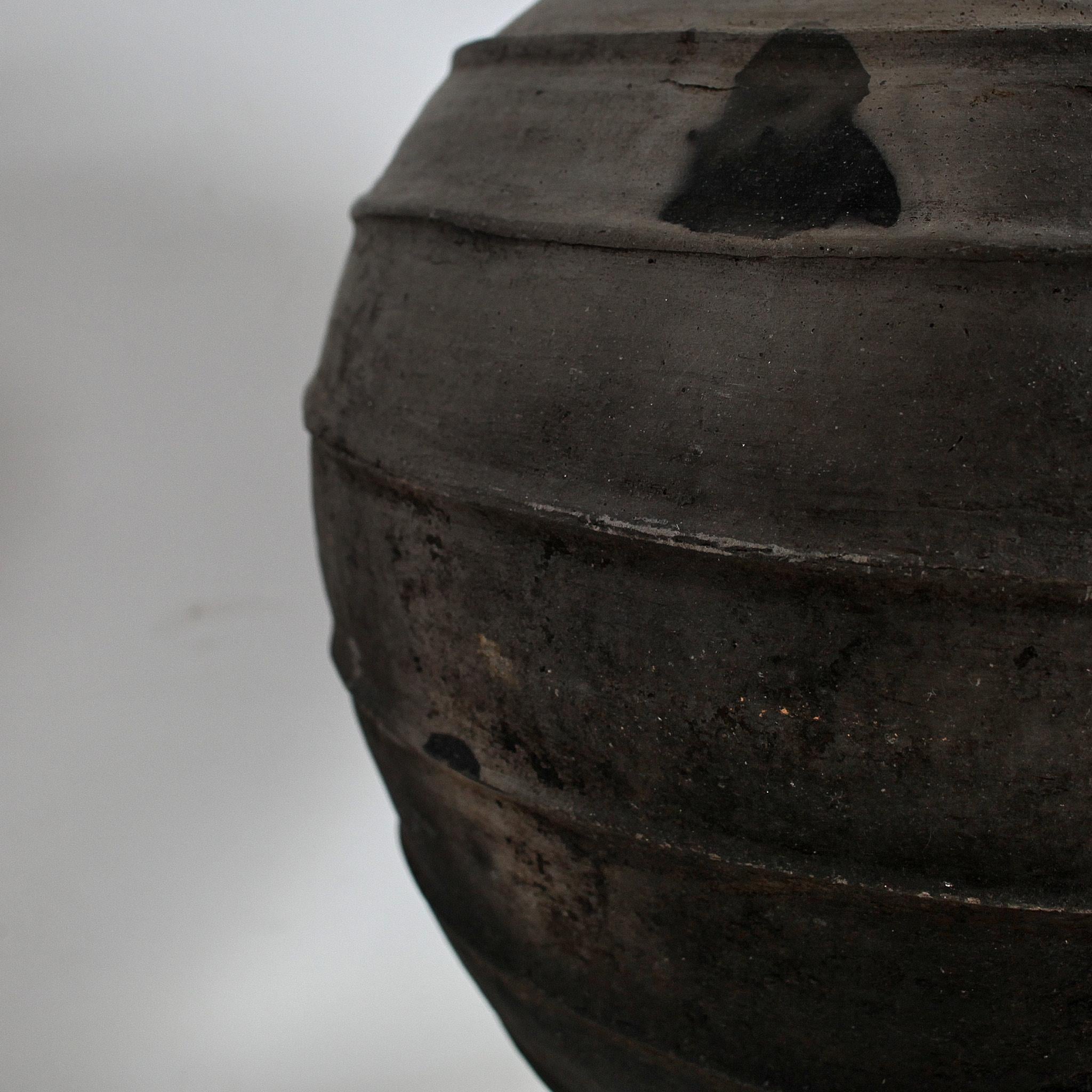 Terracotta Grande vaso portoghese in terracotta nera Wabi Sabi Primitive del 19° C. in vendita