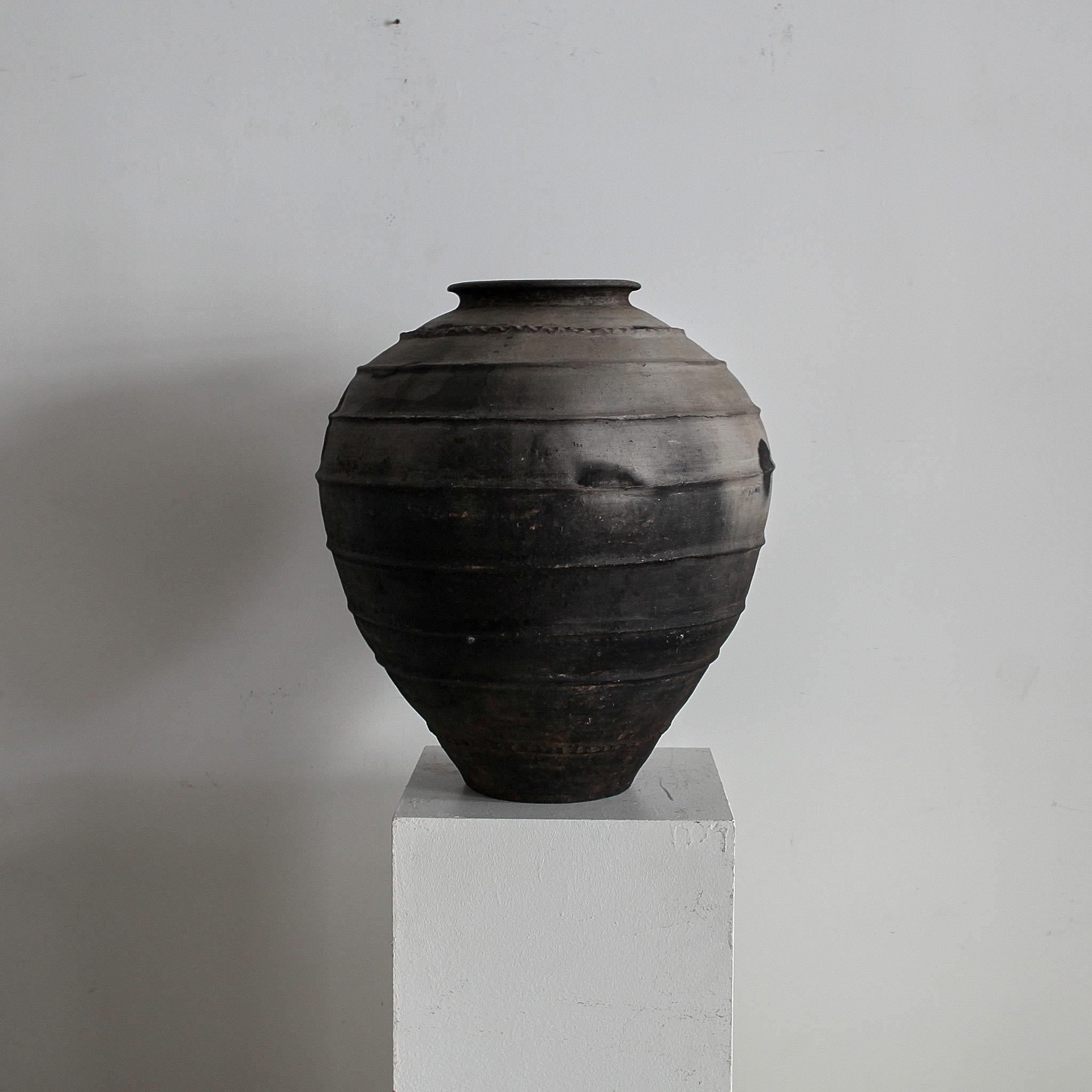 Grande vaso portoghese in terracotta nera Wabi Sabi Primitive del 19° C. in vendita 1