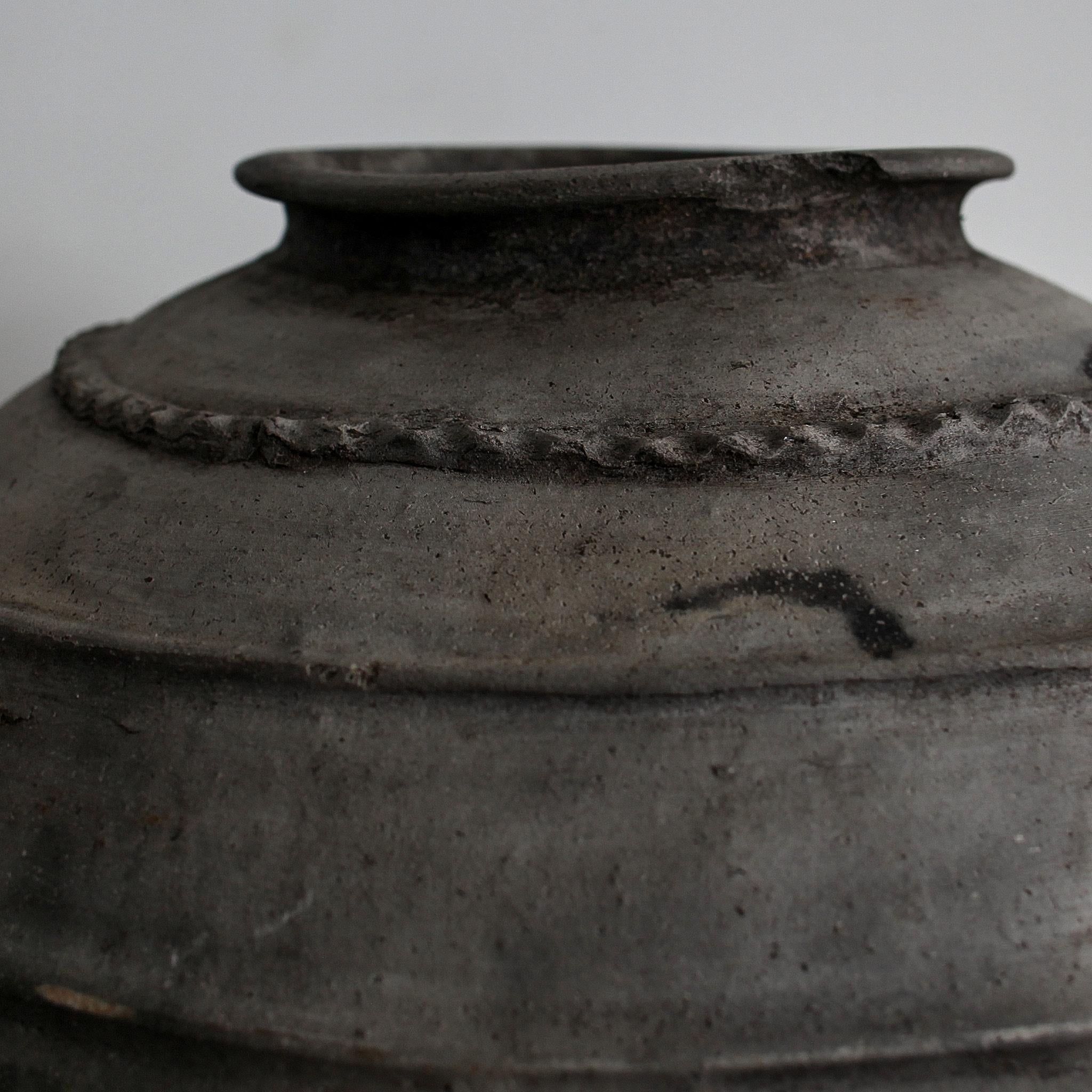 Grande vaso portoghese in terracotta nera Wabi Sabi Primitive del 19° C. in vendita 3