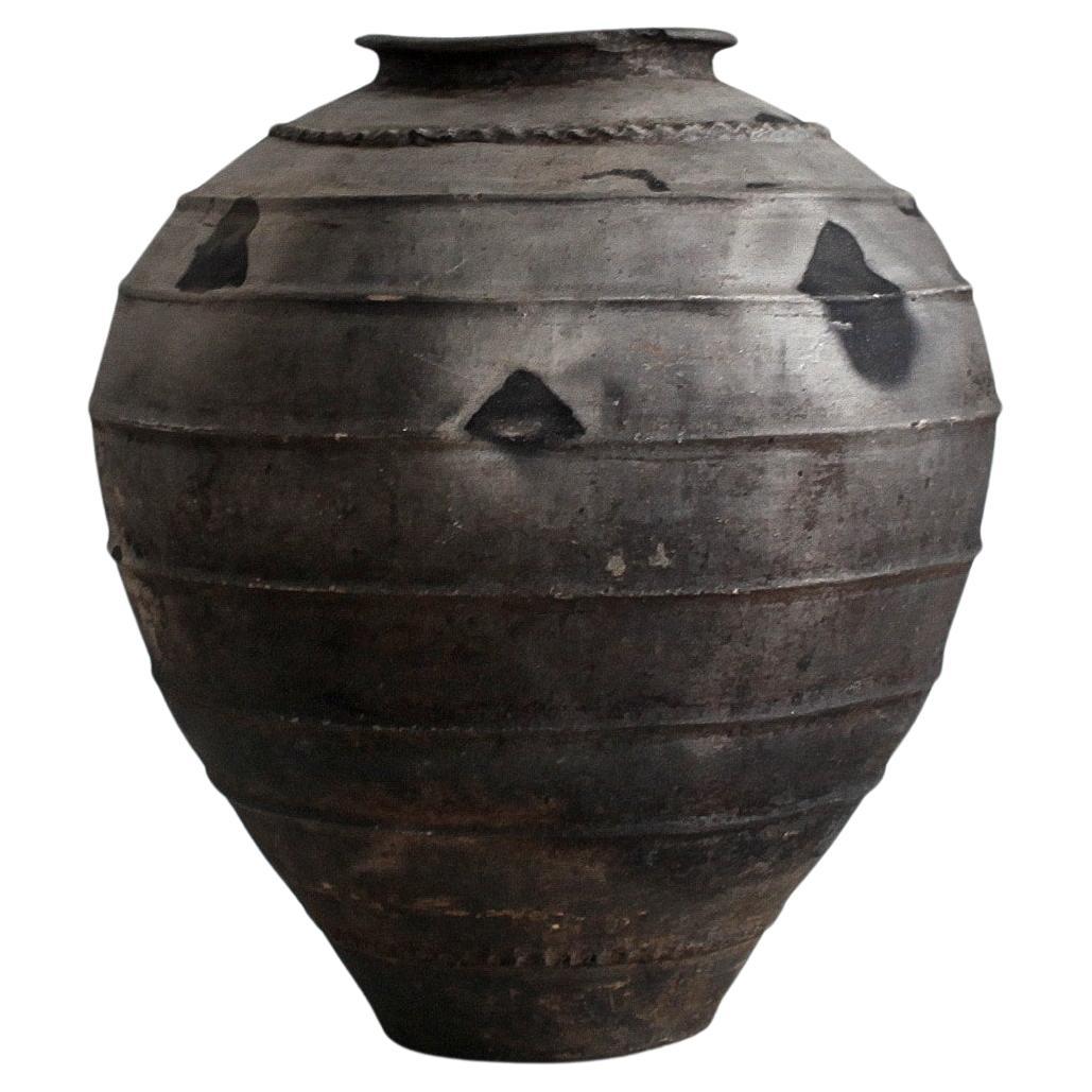 Grande vaso portoghese in terracotta nera Wabi Sabi Primitive del 19° C.