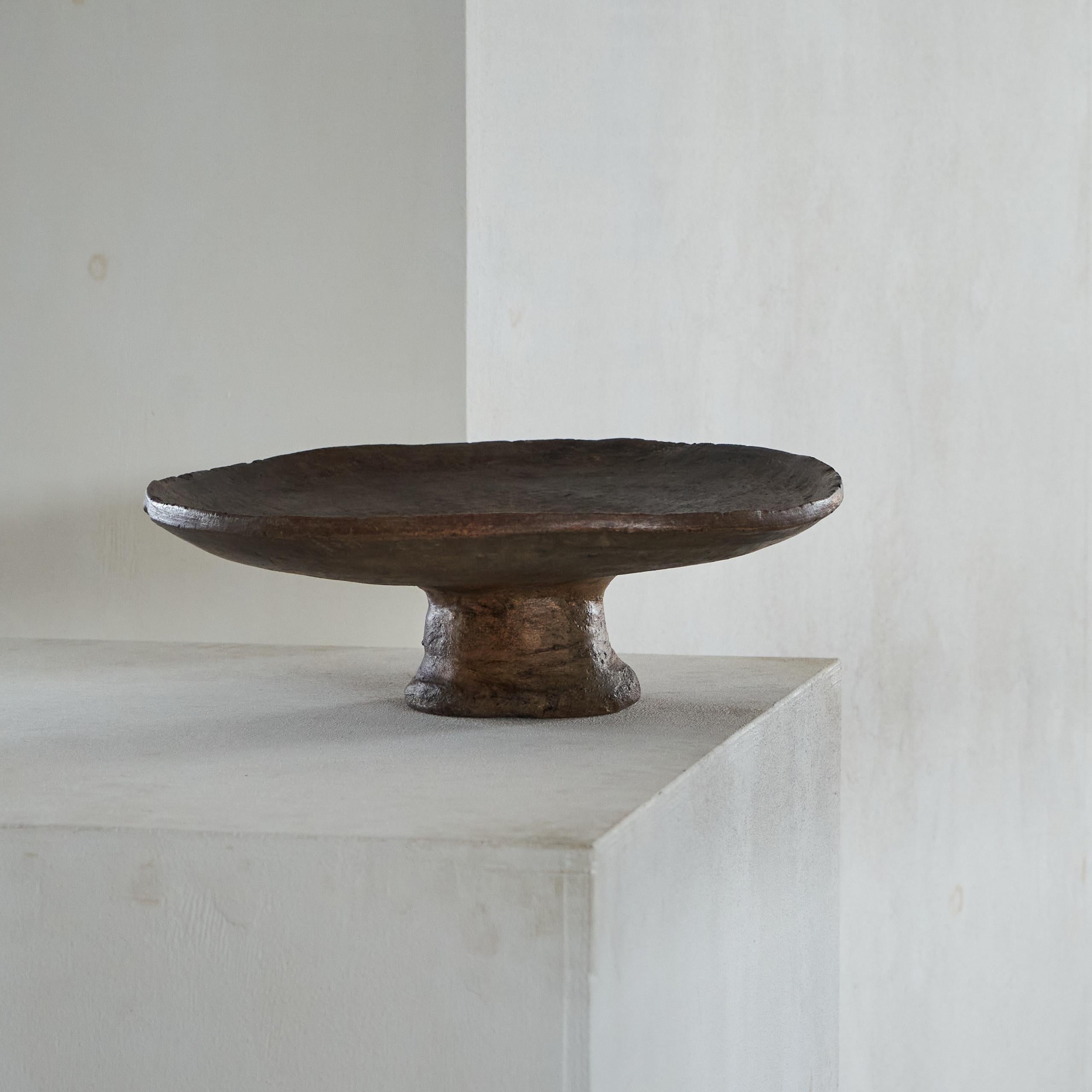 Grand centre de table ou bol en poterie de studio de style Wabi Sabi, Europe, milieu ou fin du XXe siècle.

Il s'agit d'un beau et grand bol décoratif en poterie de studio ou d'un centre de table. Très wabi sabi et juste la bonne pièce pour pimenter