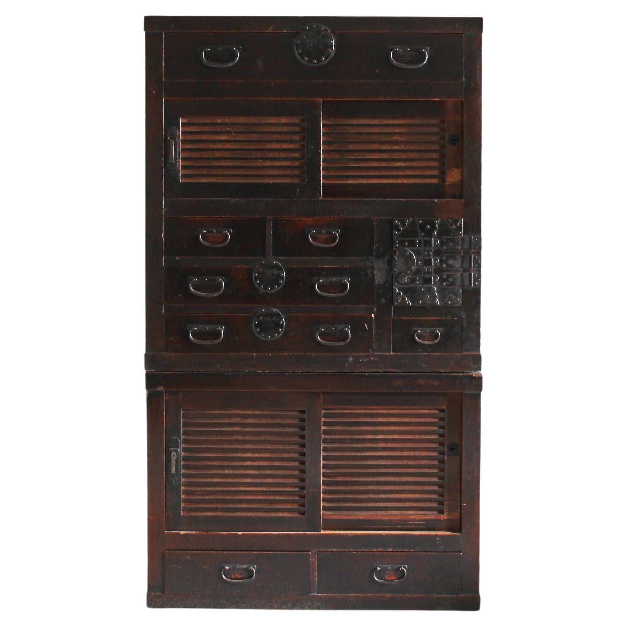 Großer japanischer Tansu Sabi-Schrank mit zwei Abschnitten aus der späten Edo-Periode, Wabi Sabi im Angebot