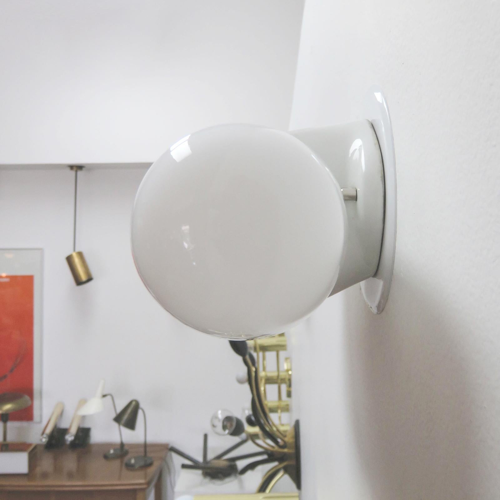 Metà XX secolo Doppia lampada da parete Wagenfeld di grandi dimensioni, 1950 in vendita