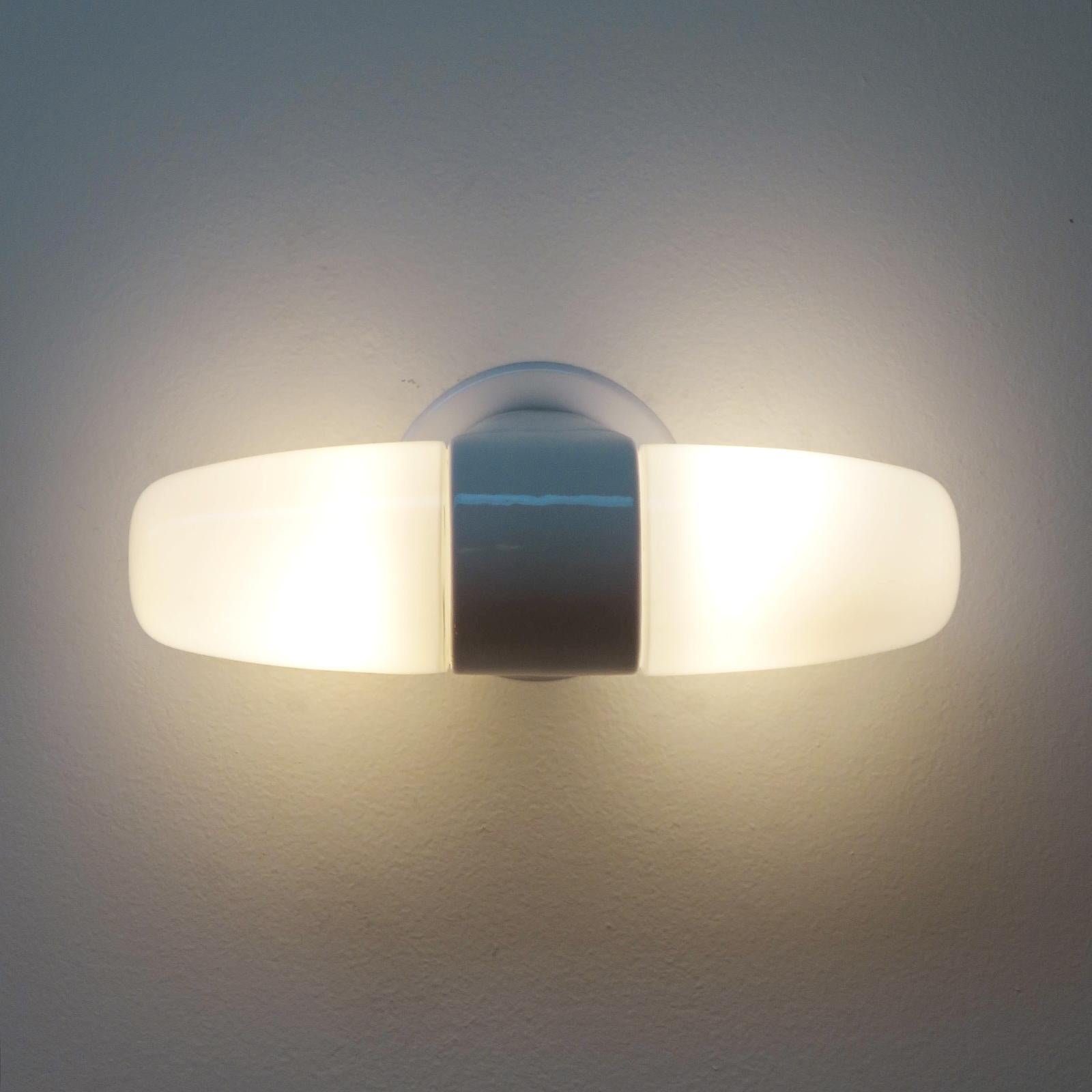 Porcellana Doppia lampada da parete Wagenfeld di grandi dimensioni, 1950 in vendita