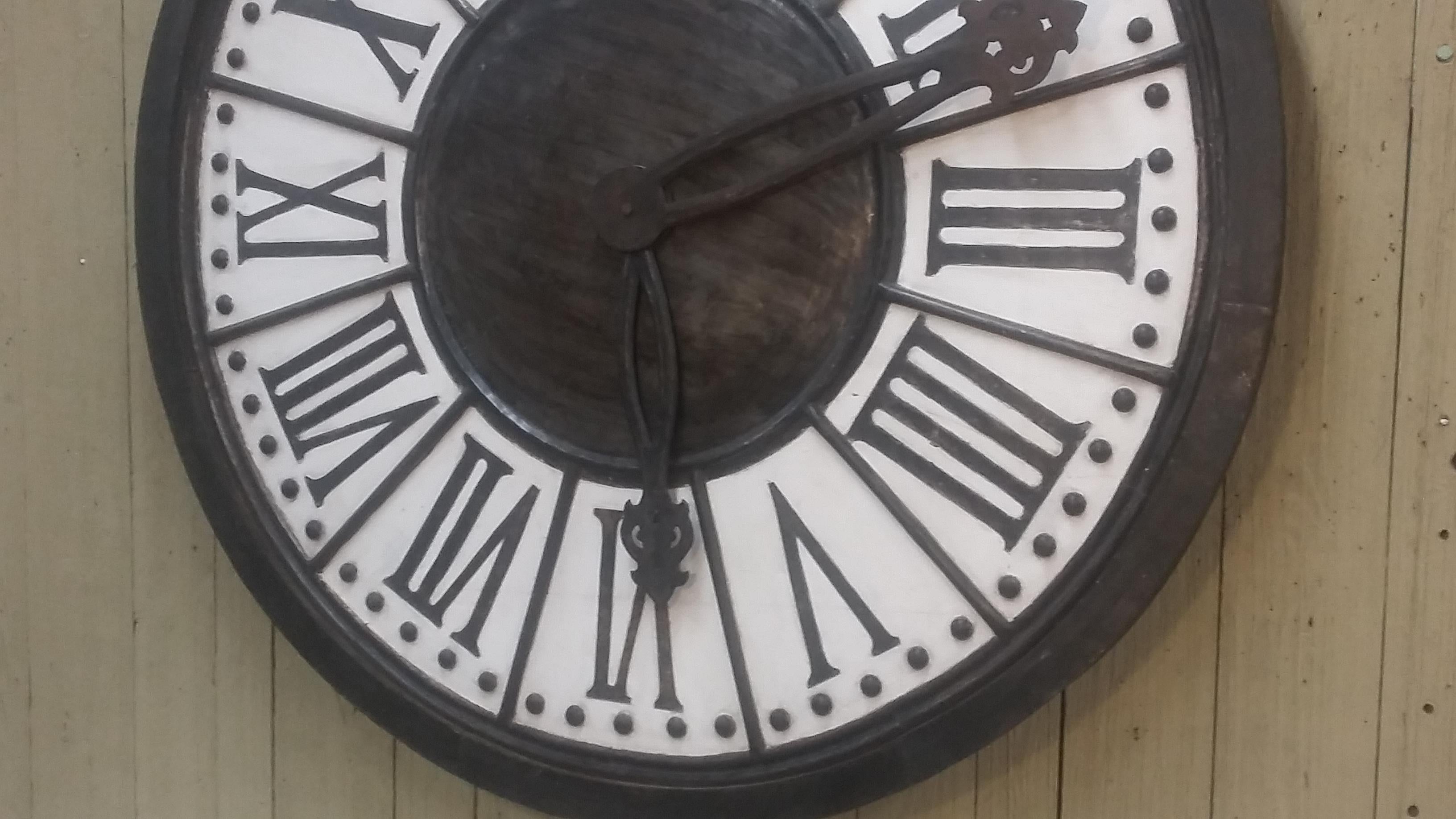 Large Wall Clock Plaque In Good Condition For Sale In Stamford, CT