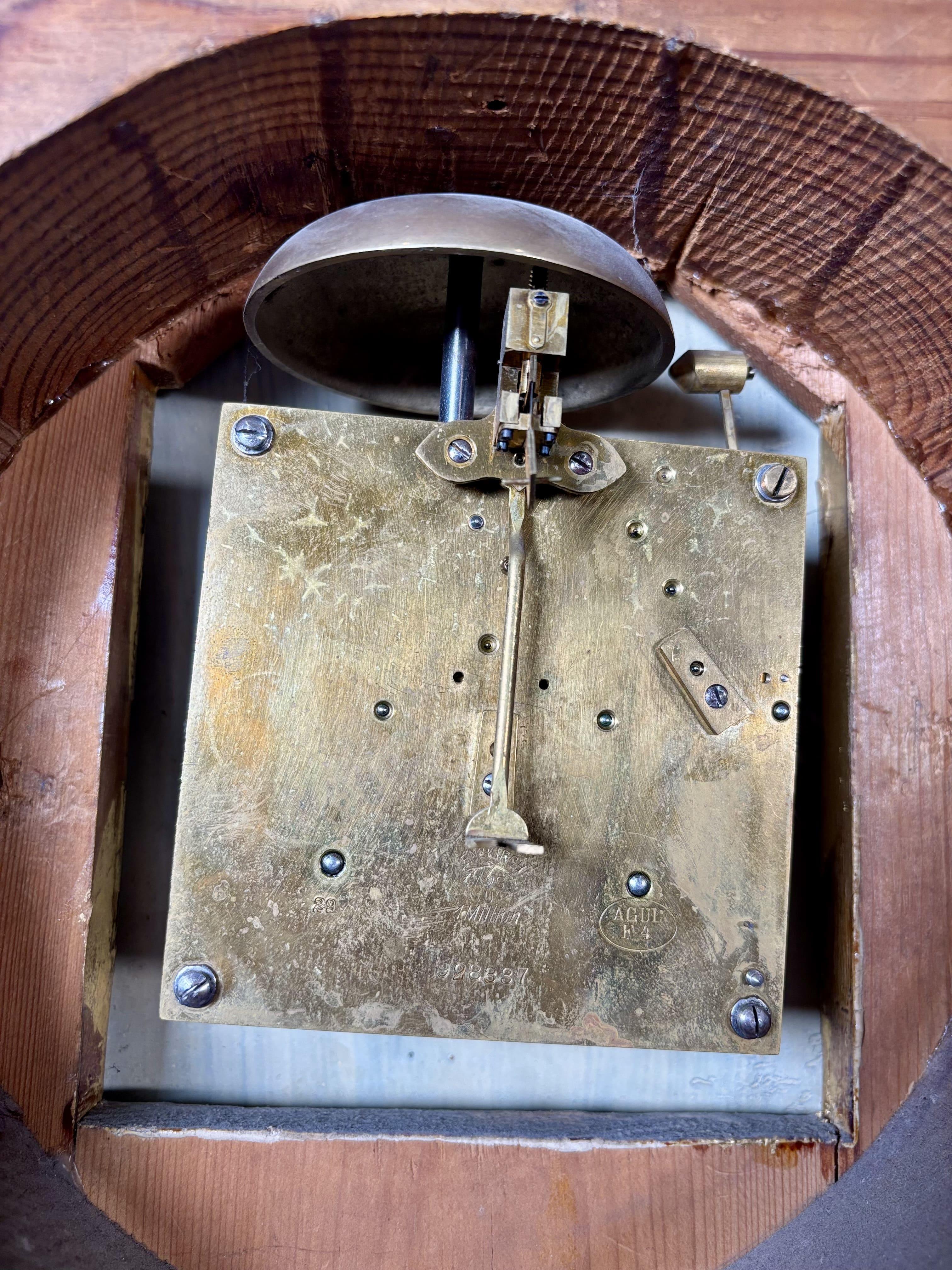 Gran reloj de pared con grifos alados en madera dorada, Suecia, S. XIX en venta 2