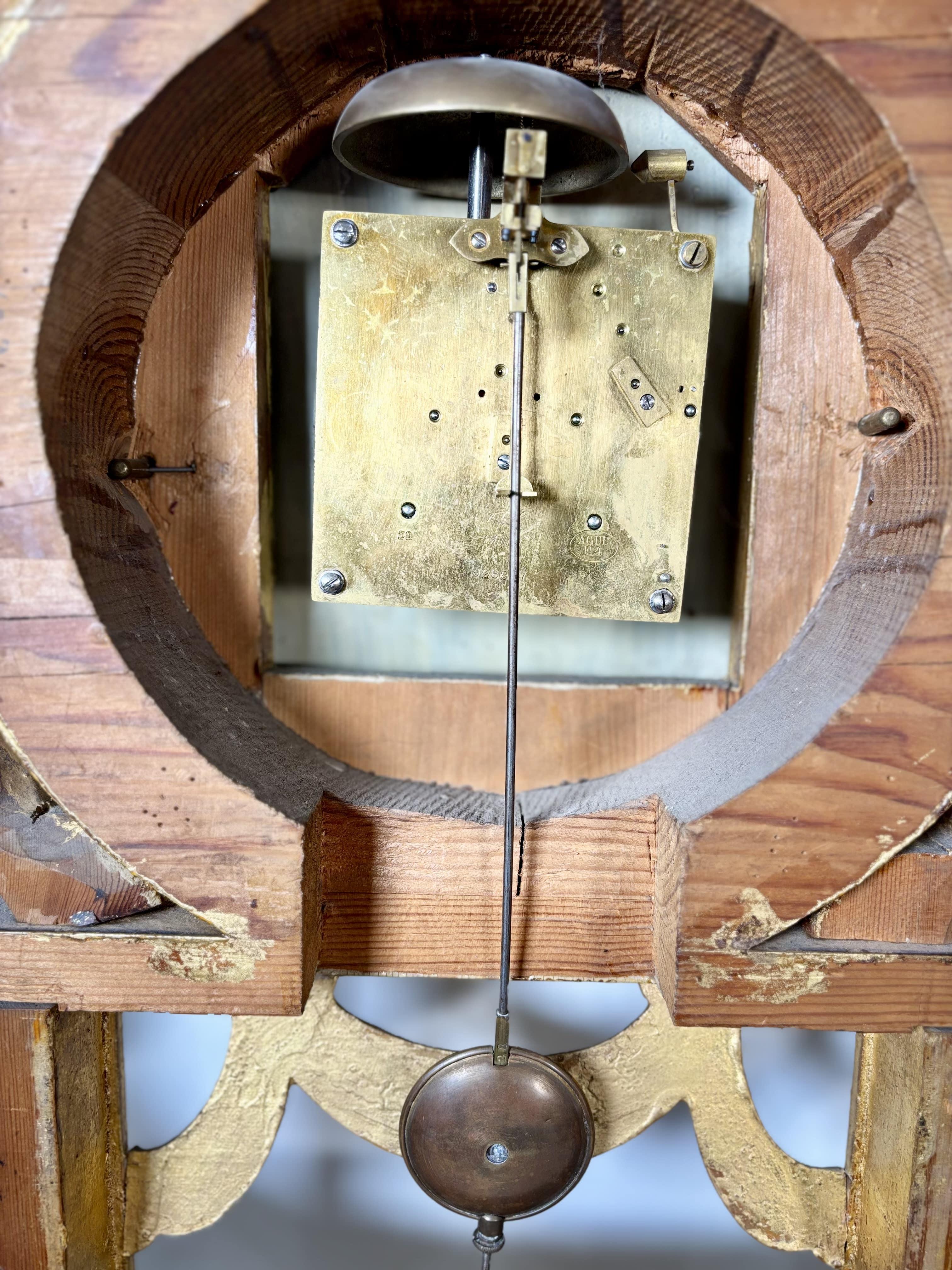 Gran reloj de pared con grifos alados en madera dorada, Suecia, S. XIX en venta 3