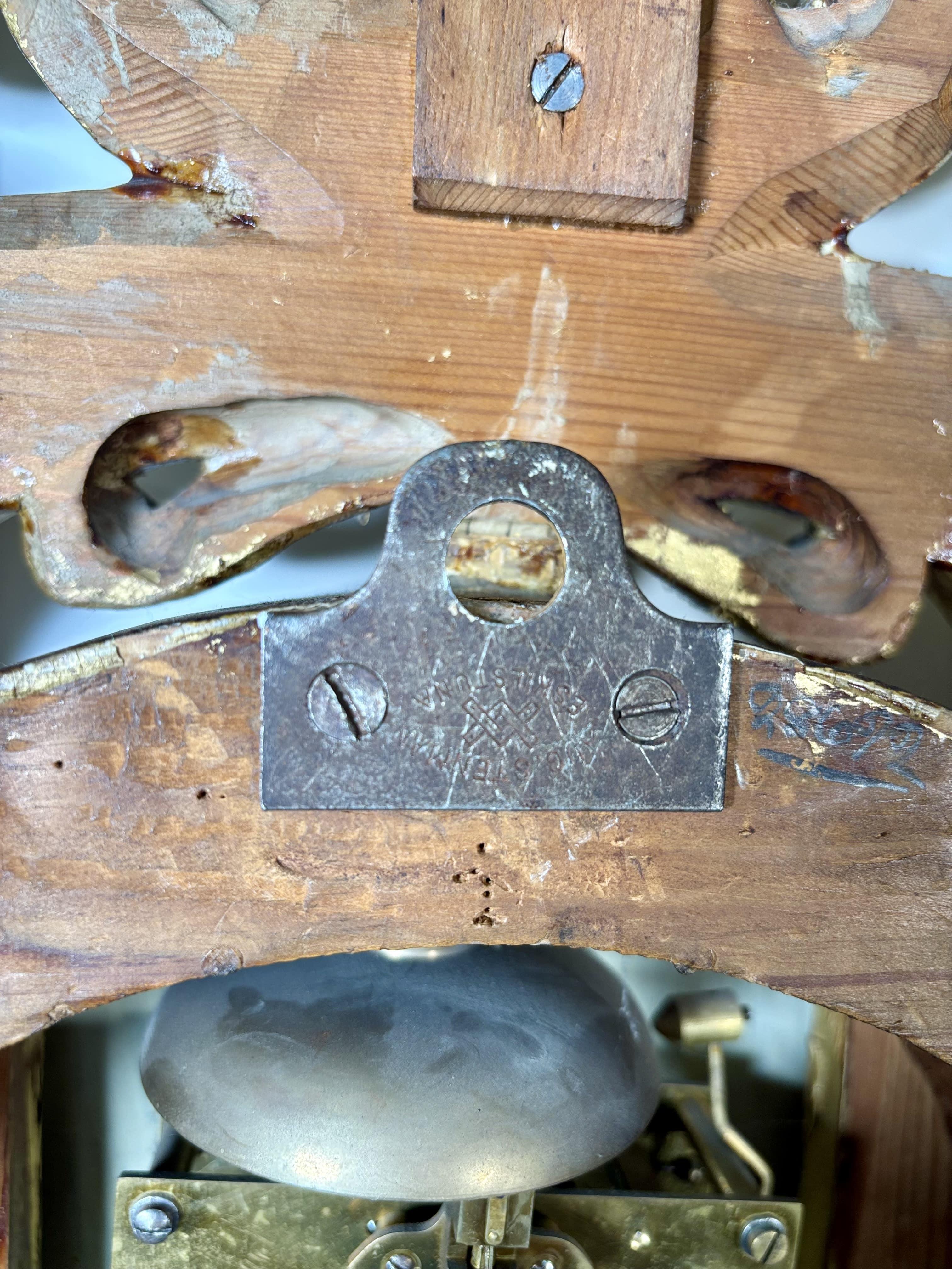 Gran reloj de pared con grifos alados en madera dorada, Suecia, S. XIX en venta 4