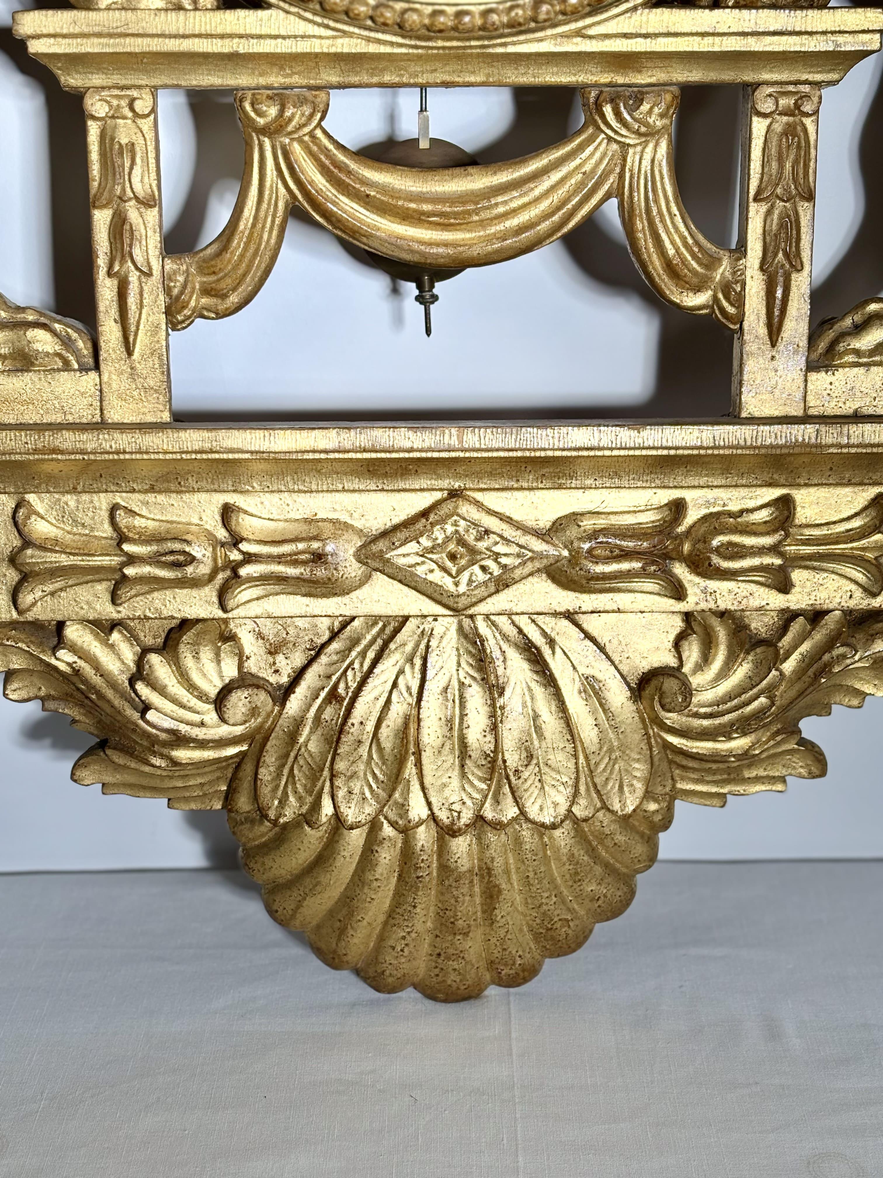 Gran reloj de pared con grifos alados en madera dorada, Suecia, S. XIX

Espectacular reloj de pared del siglo XIX que combina riqueza ornamental y precisión relojera.  
La caja de madera finamente tallada y dorada presenta una decoración