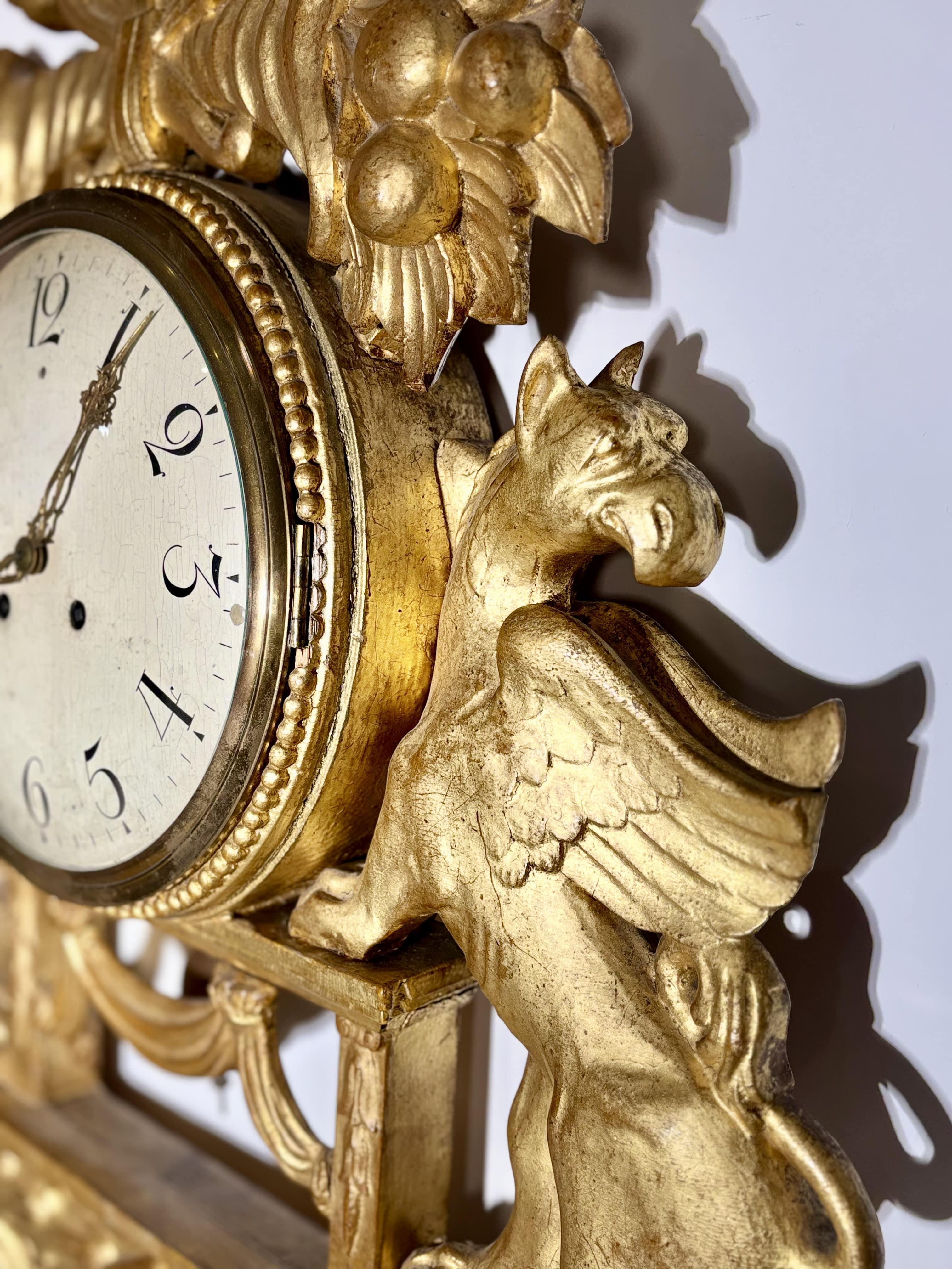 Gran reloj de pared con grifos alados en madera dorada, Suecia, S. XIX en Bueno estado para la venta en RUEIL-MALMAISON, FR