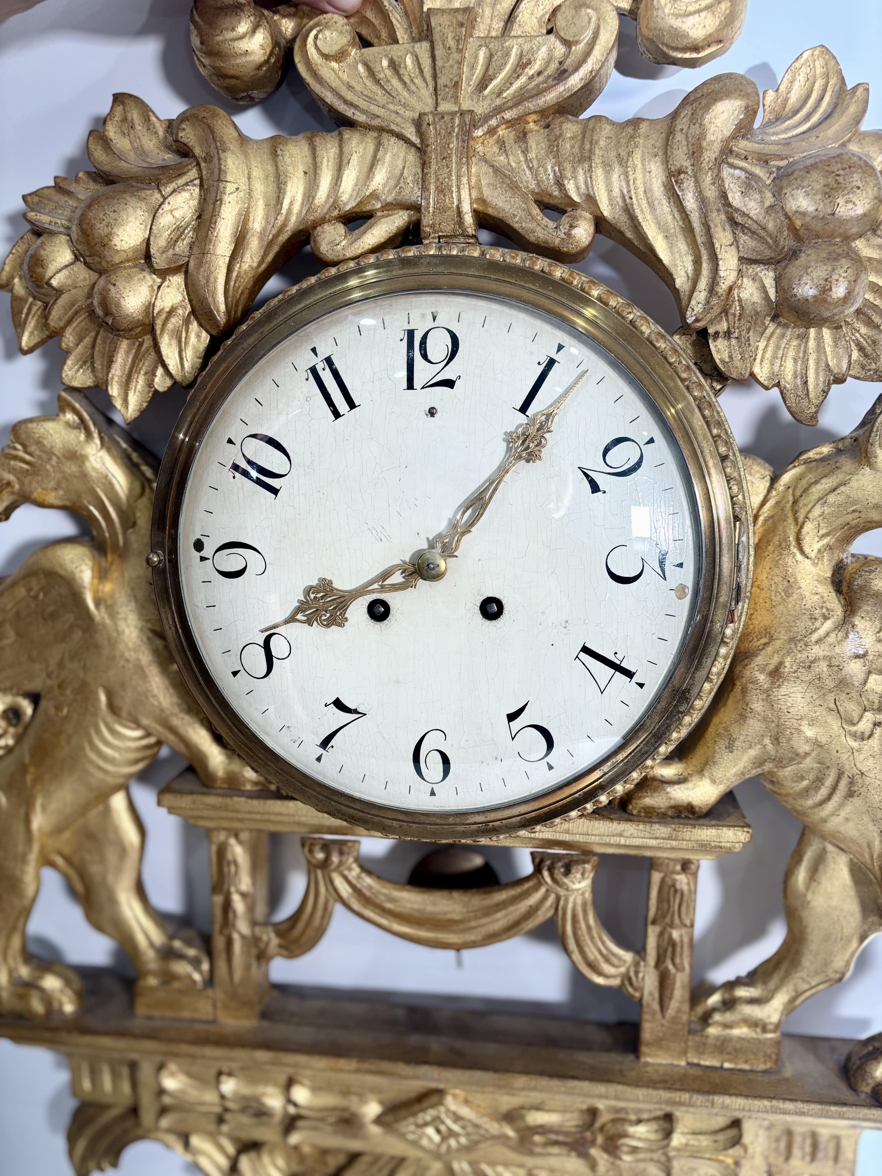 Gran reloj de pared con grifos alados en madera dorada, Suecia, S. XIX siglo XIX en venta