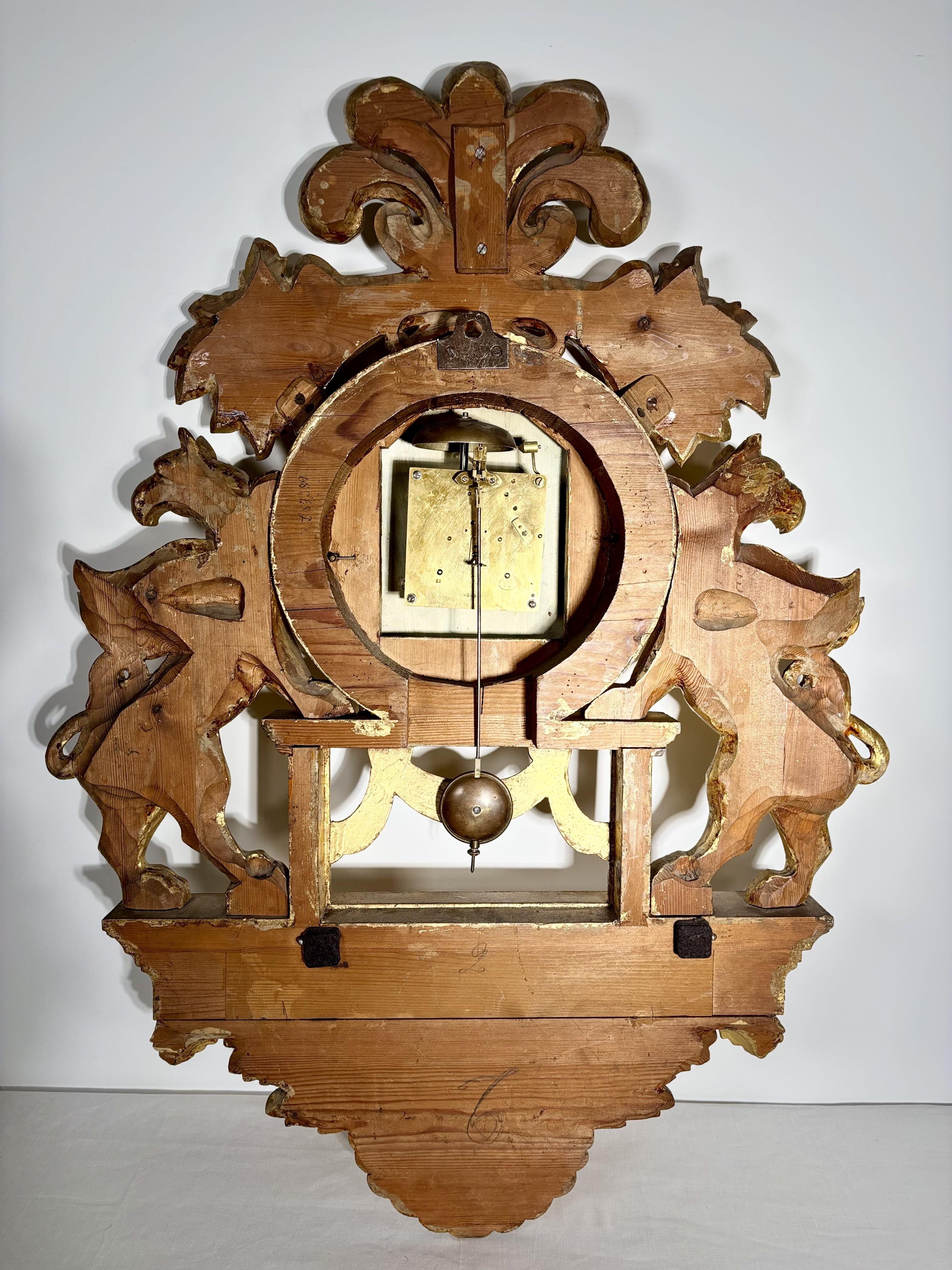 Gran reloj de pared con grifos alados en madera dorada, Suecia, S. XIX Metal en venta